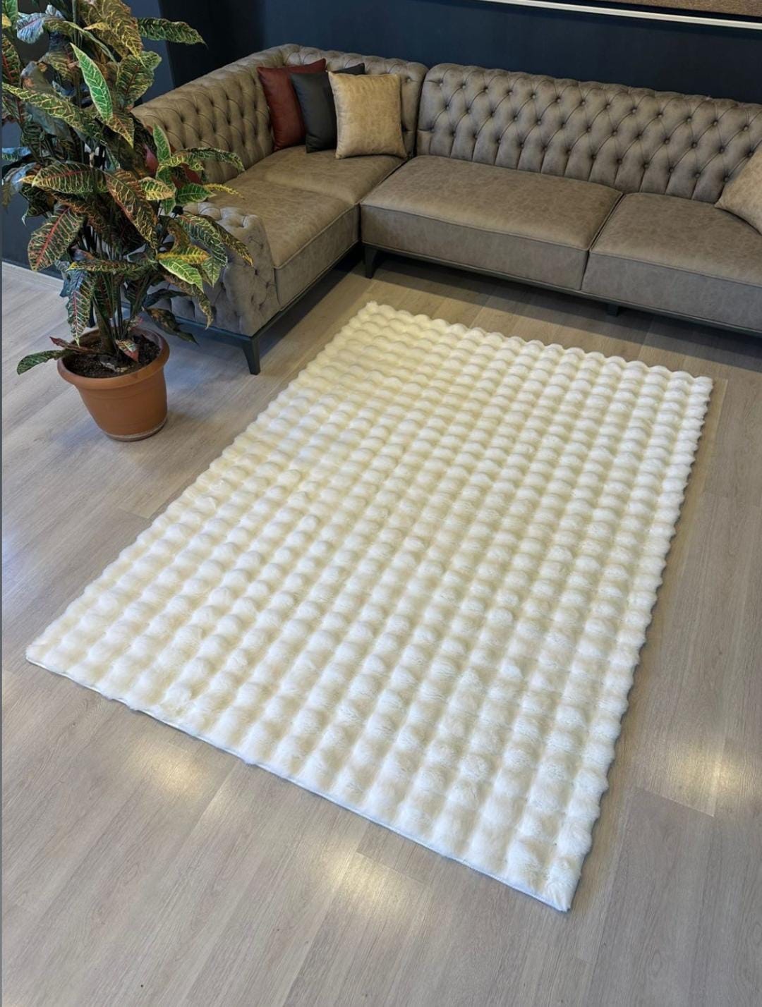 Bubble Beyaz Tavşan Tüyü Kaymaz Taban Peluş Halı