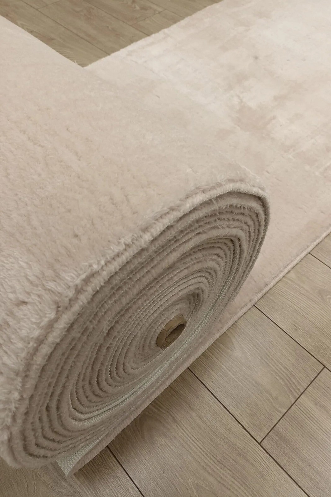 Post Peluş Kesme Halı Yolluk Kaymaz Taban Yıkanabilir Pofuduk Krem