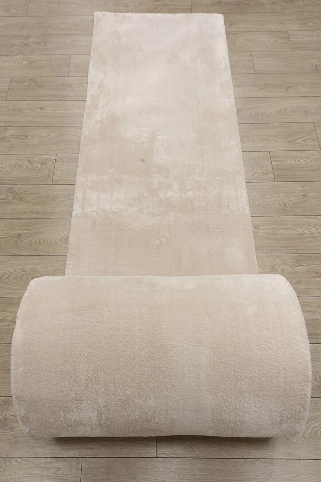 Post Peluş Kesme Halı Yolluk Kaymaz Taban Yıkanabilir Pofuduk Krem