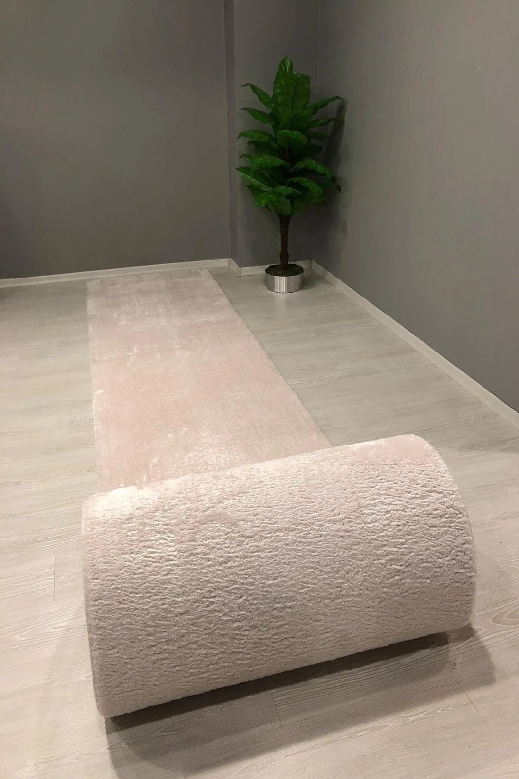 Post Peluş Kesme Halı Yolluk Kaymaz Taban Yıkanabilir Pofuduk Krem
