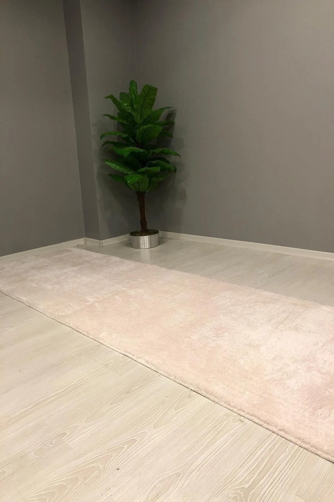 Post Peluş Kesme Halı Yolluk Kaymaz Taban Yıkanabilir Pofuduk Krem