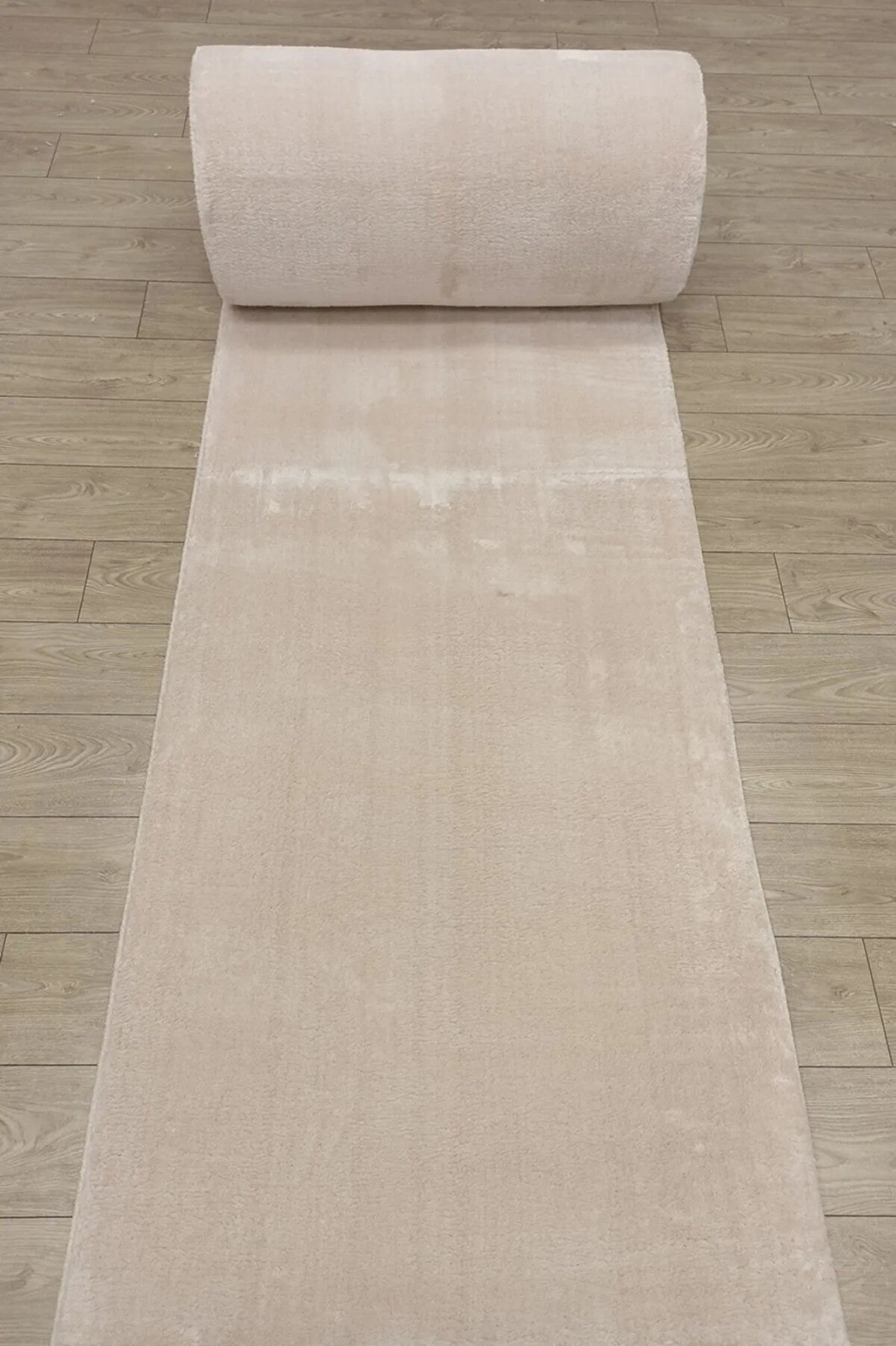 Post Peluş Kesme Halı Yolluk Kaymaz Taban Yıkanabilir Pofuduk Krem