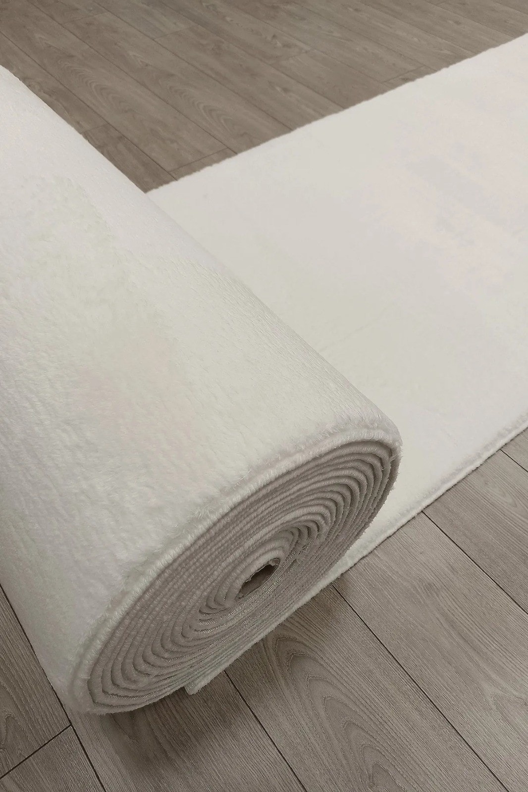 Beyaz Kaymaz Taban Yıkanabilir Pofuduk Lüx Post Peluş Kesme Halı Yolluk