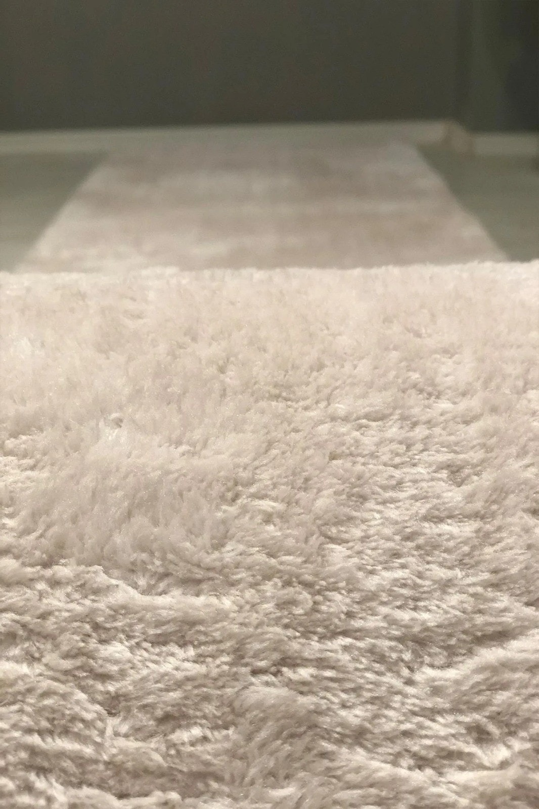 Post Peluş Kesme Halı Yolluk Kaymaz Taban Yıkanabilir Pofuduk Krem
