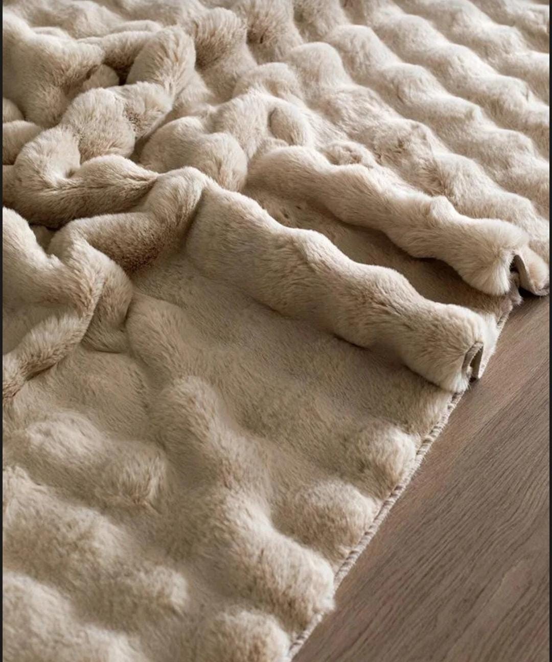 Bubble Krem Tavşan Tüyü Kaymaz Taban Kesme Peluş Halı