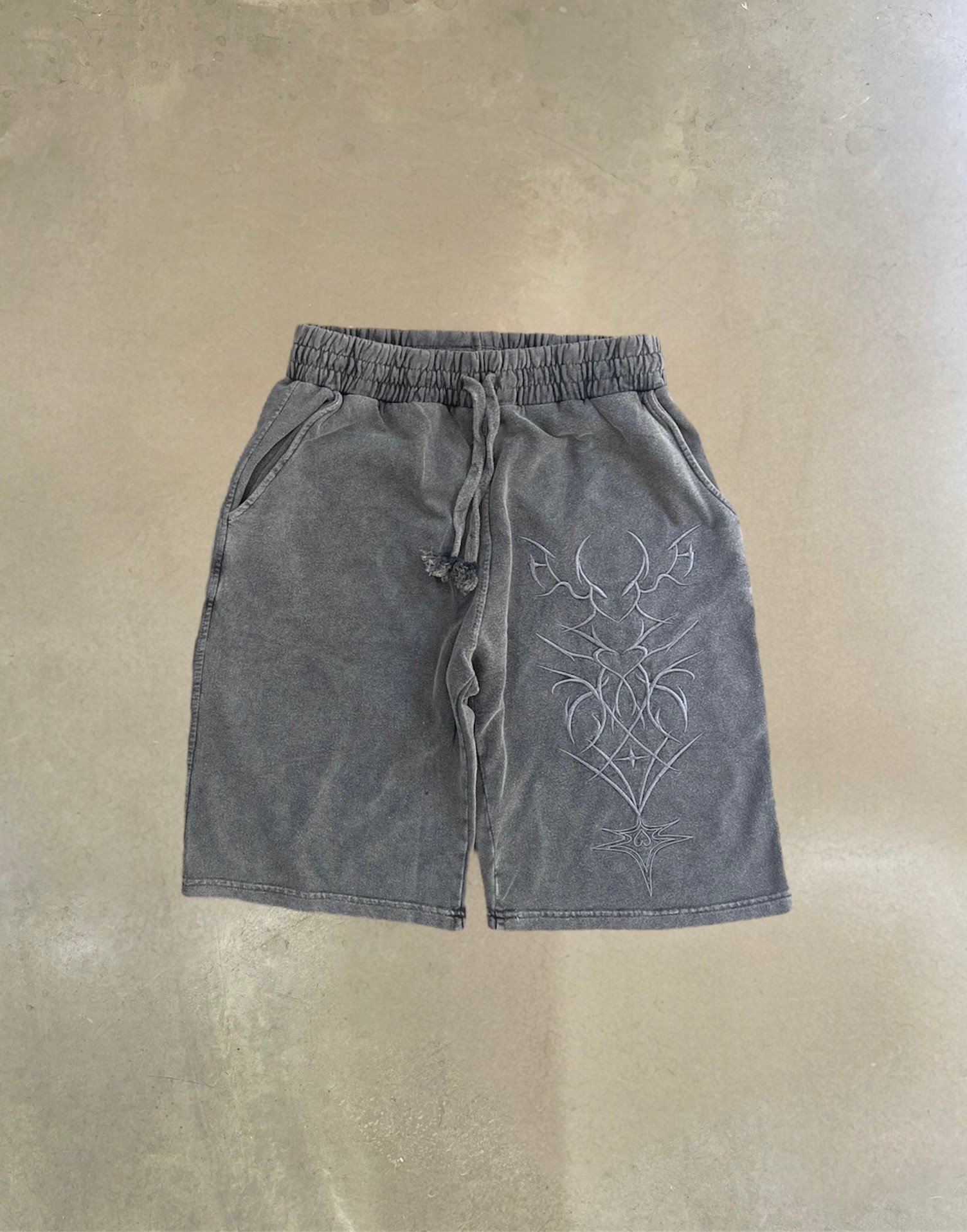 Oversize Premium Nakışlı Acıd Wash Şort - Gri