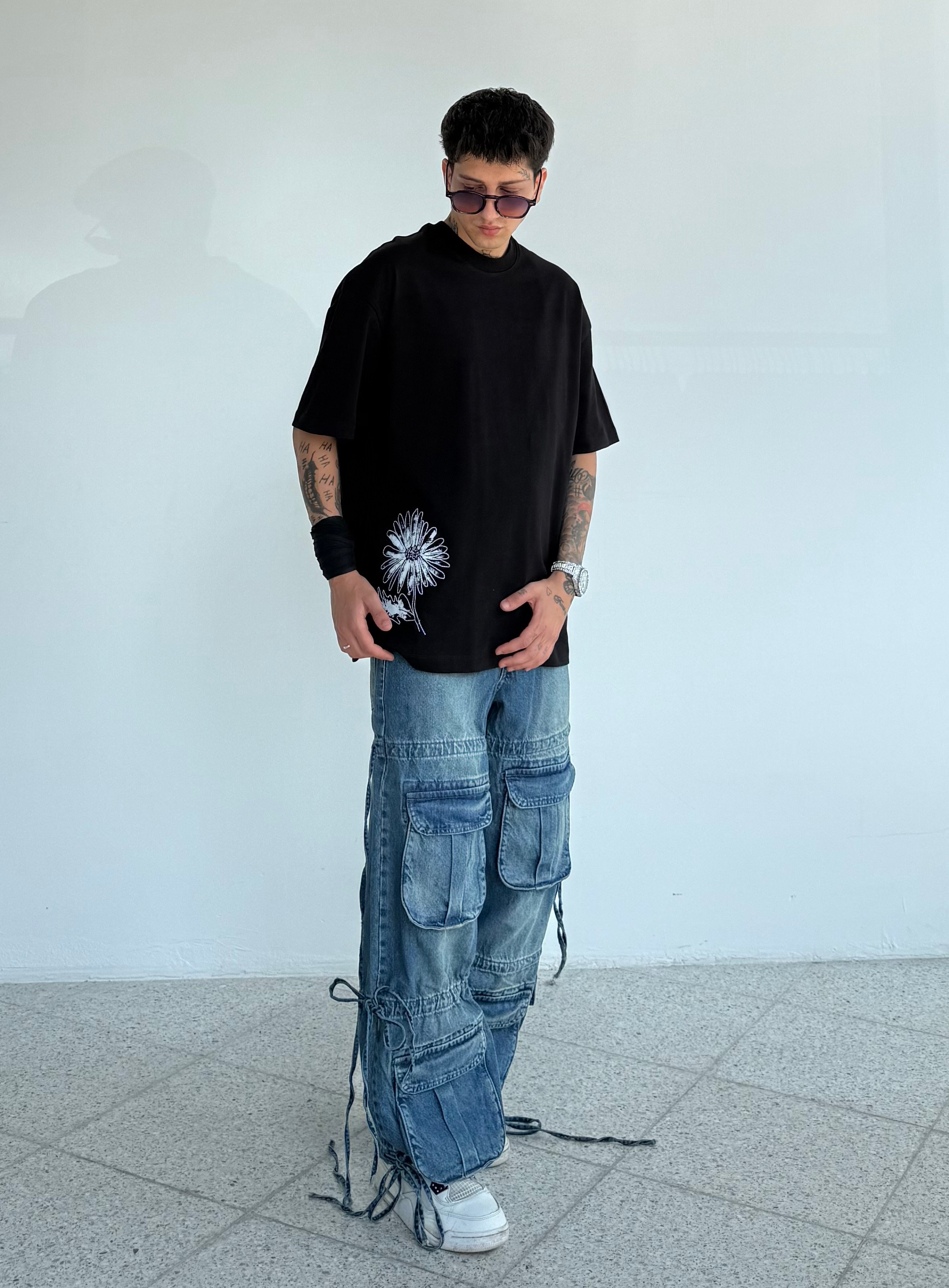 Çiçek Nakışlı Oversize Tişört