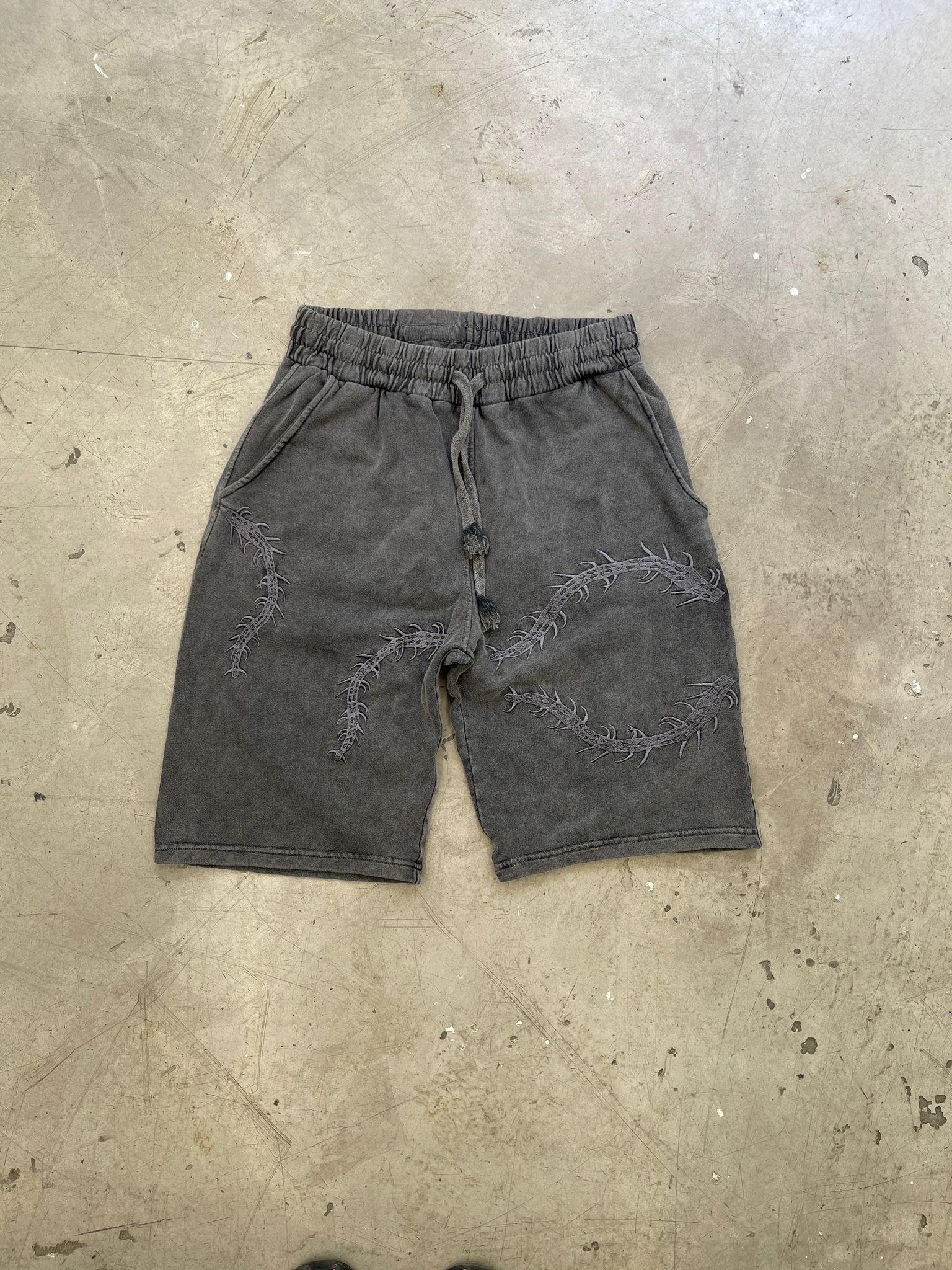 Oversize Premium Nakışlı Acıd Wash Şort - antrasit