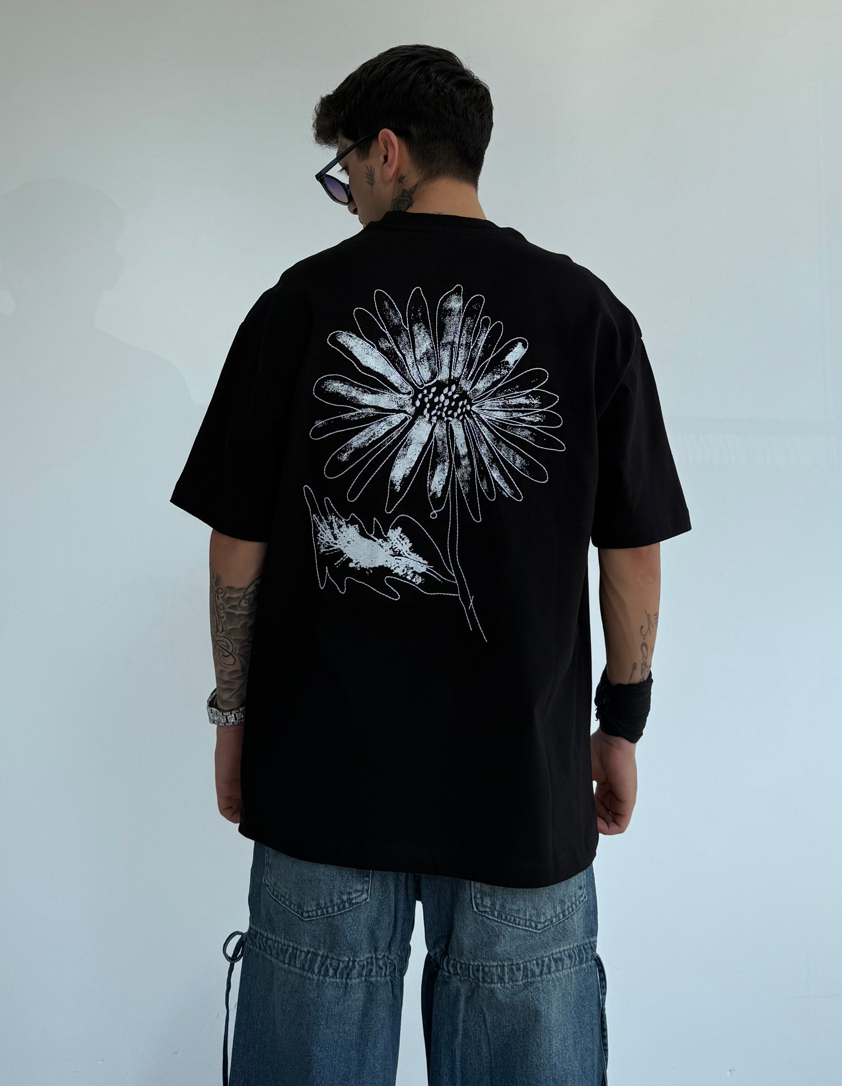 Çiçek Nakışlı Oversize Tişört - Siyah