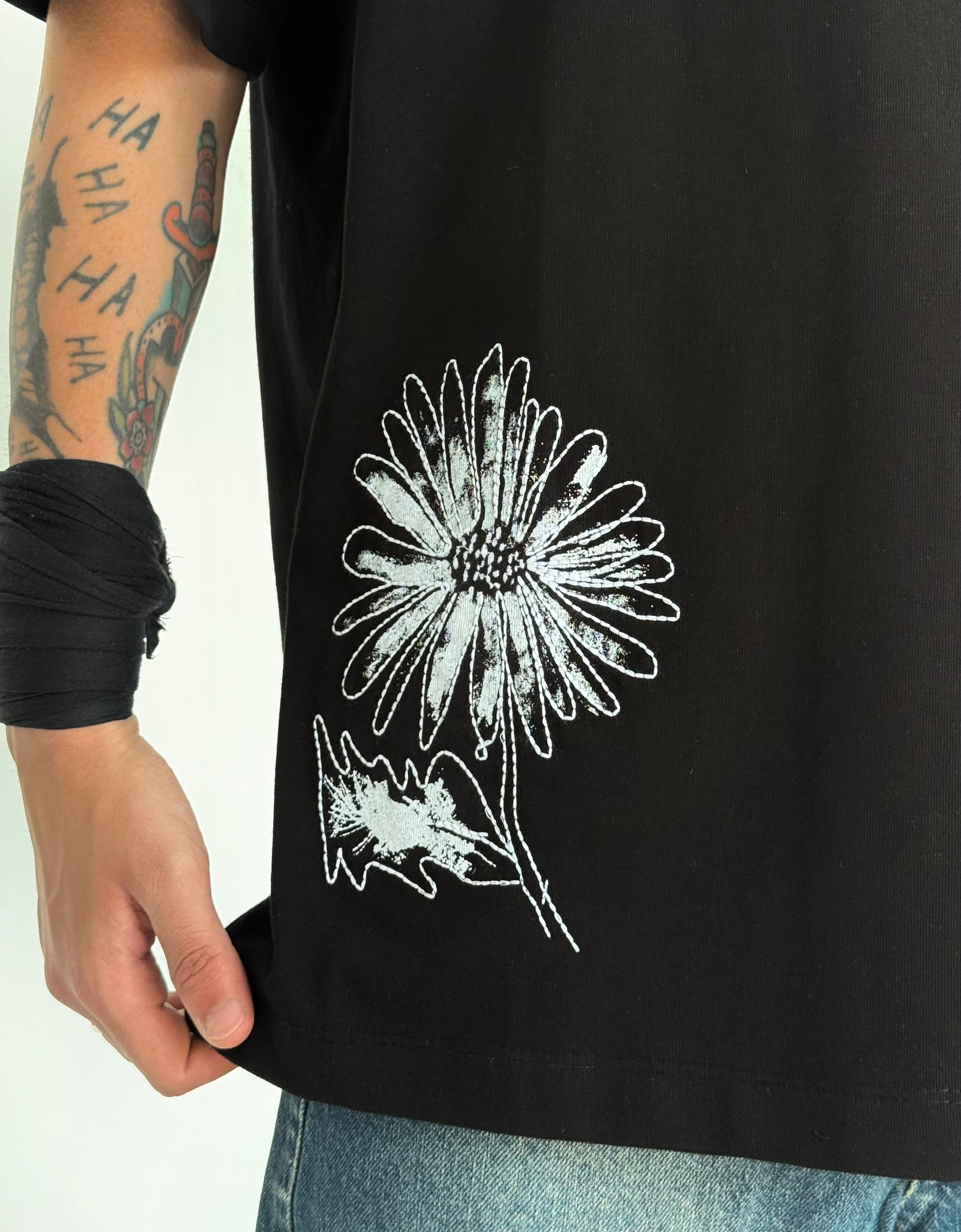 Çiçek Nakışlı Oversize Tişört