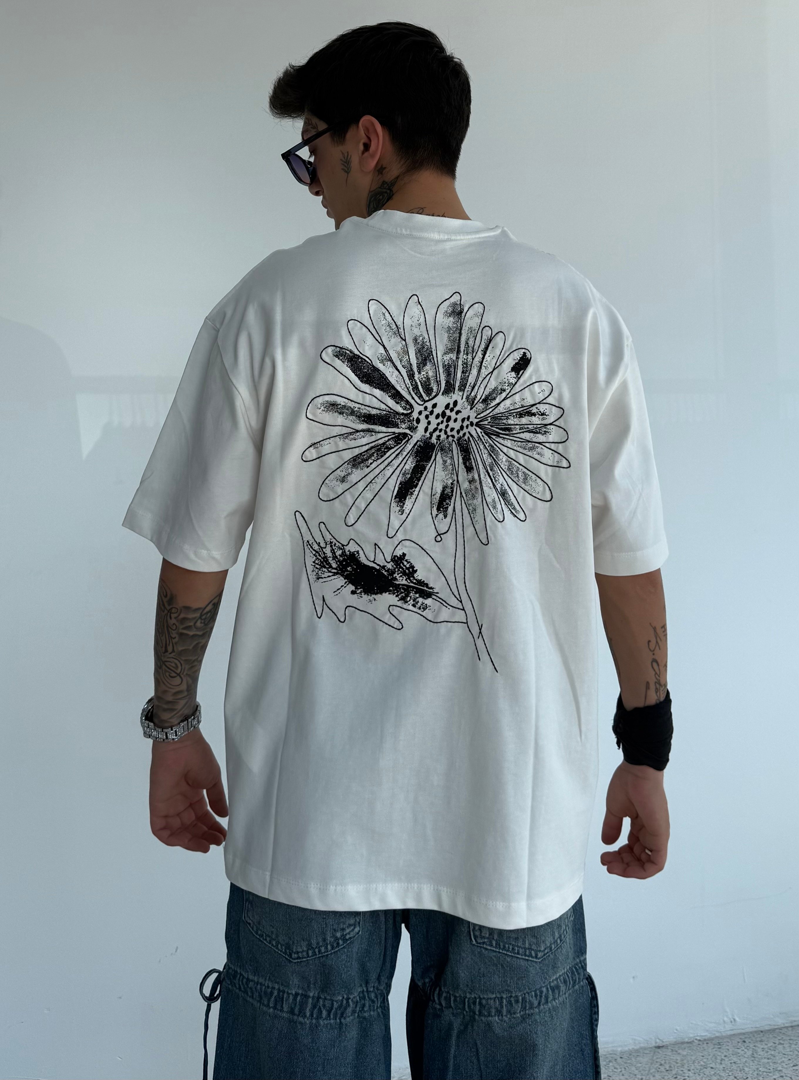 Çiçek Nakışlı Oversize Tişört - Beyaz