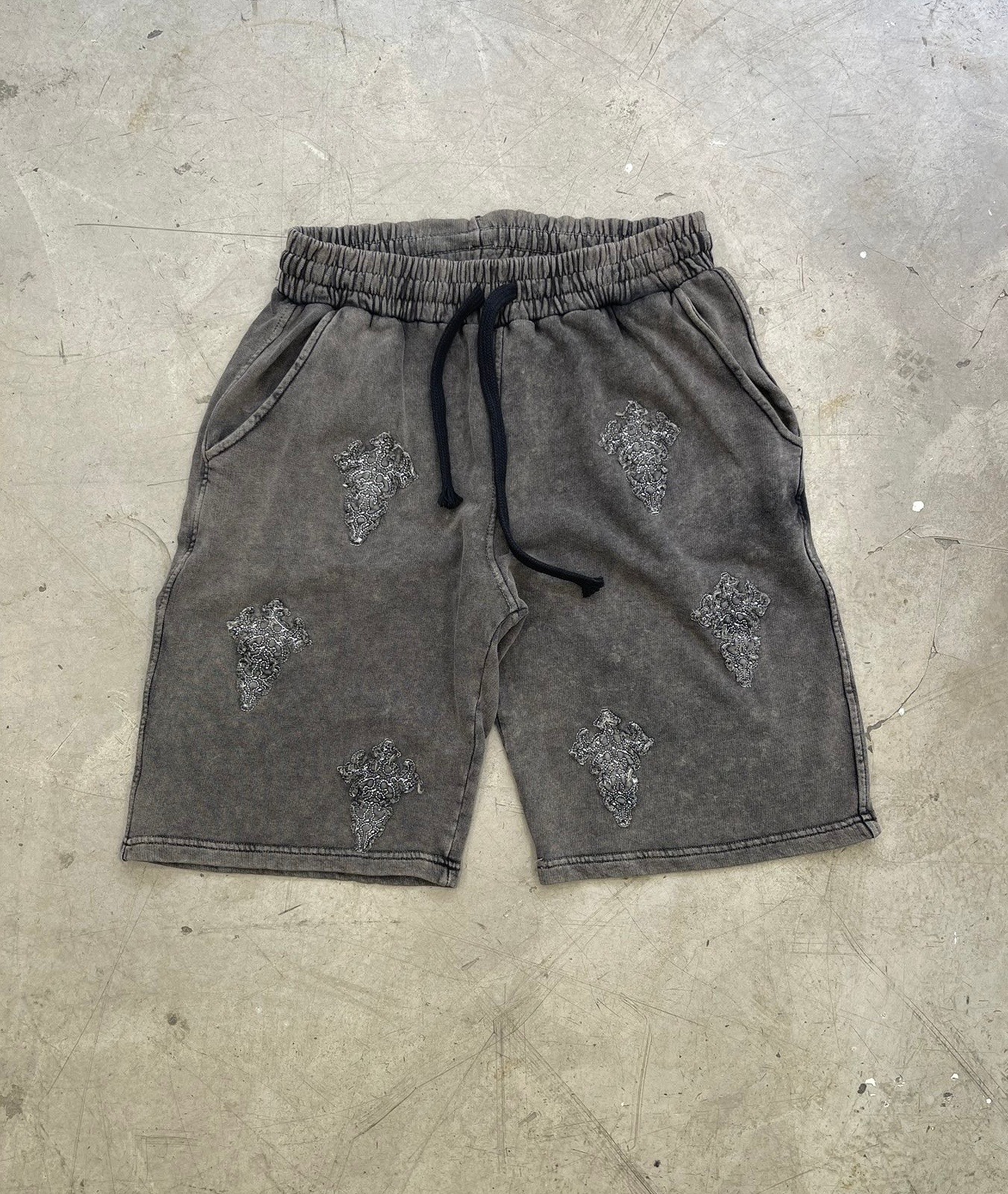 Oversize Premium Nakışlı Acıd Wash Şort - antrasit
