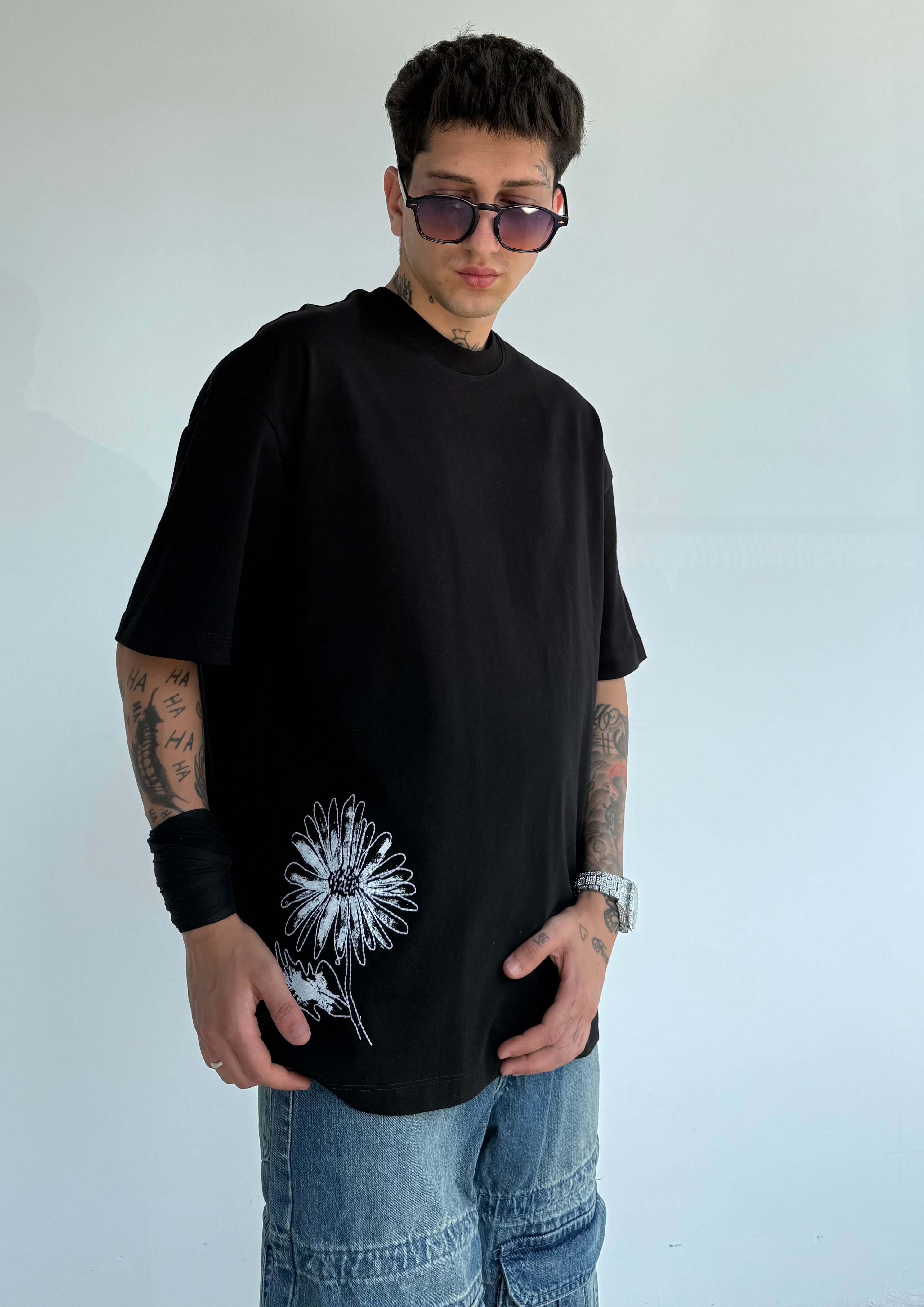 Çiçek Nakışlı Oversize Tişört