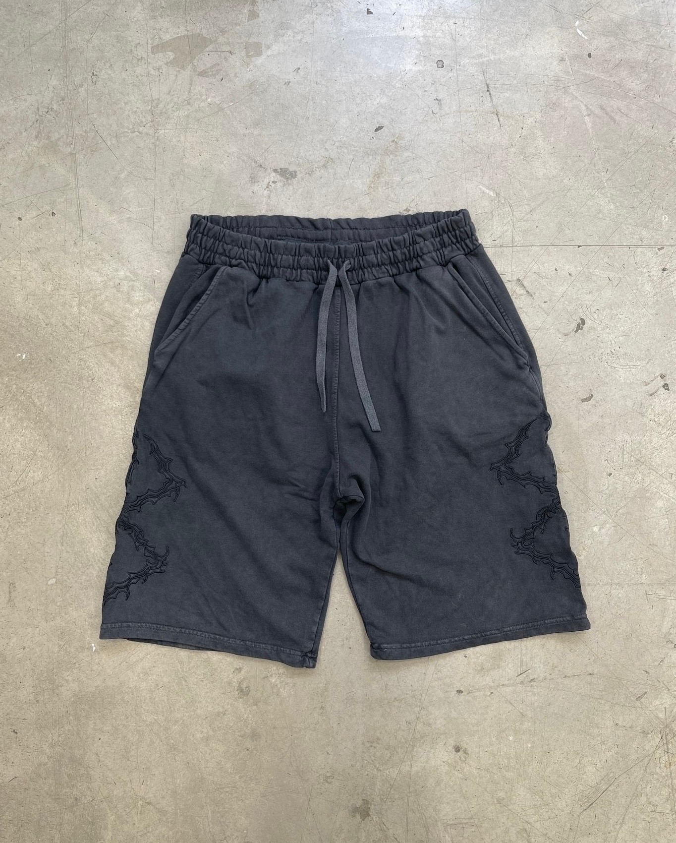 Oversize Premium Nakışlı Acıd Wash Şort - Koyu Gri