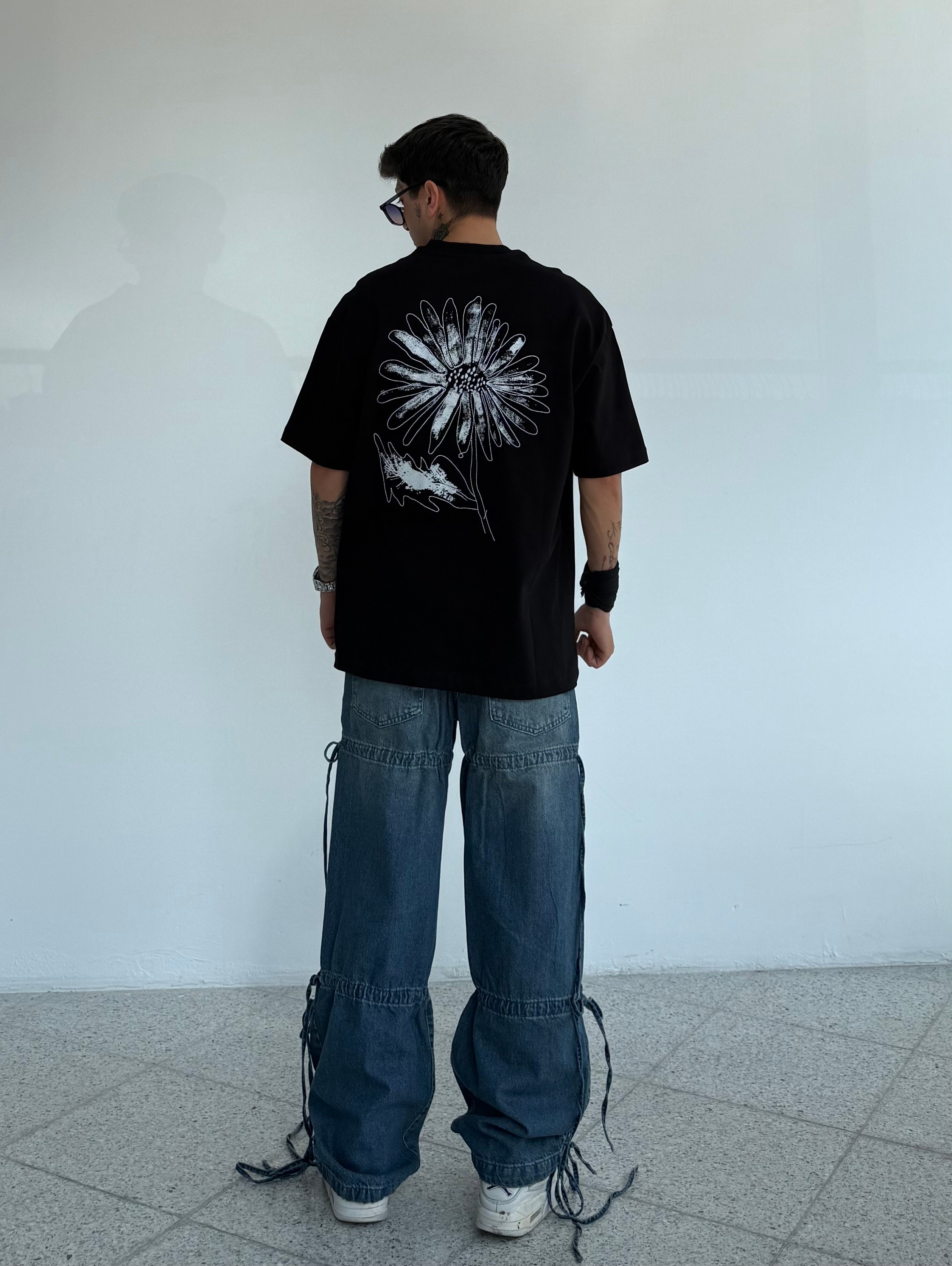 Çiçek Nakışlı Oversize Tişört