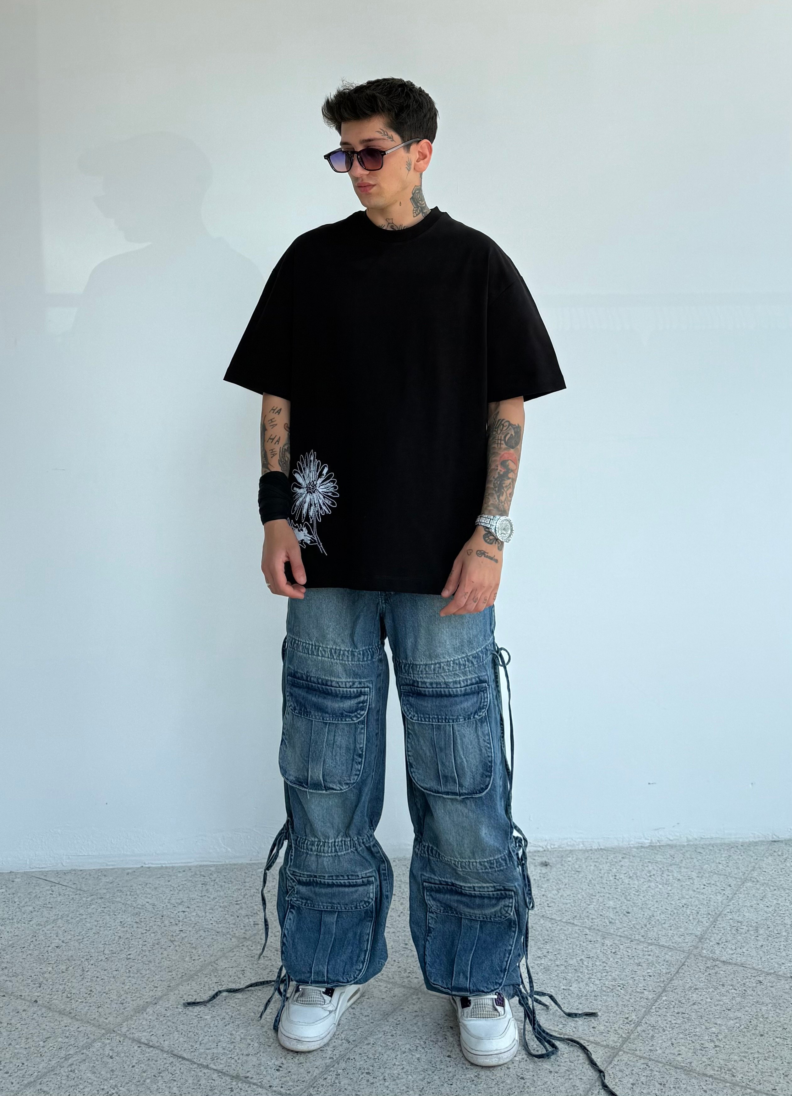 Çiçek Nakışlı Oversize Tişört