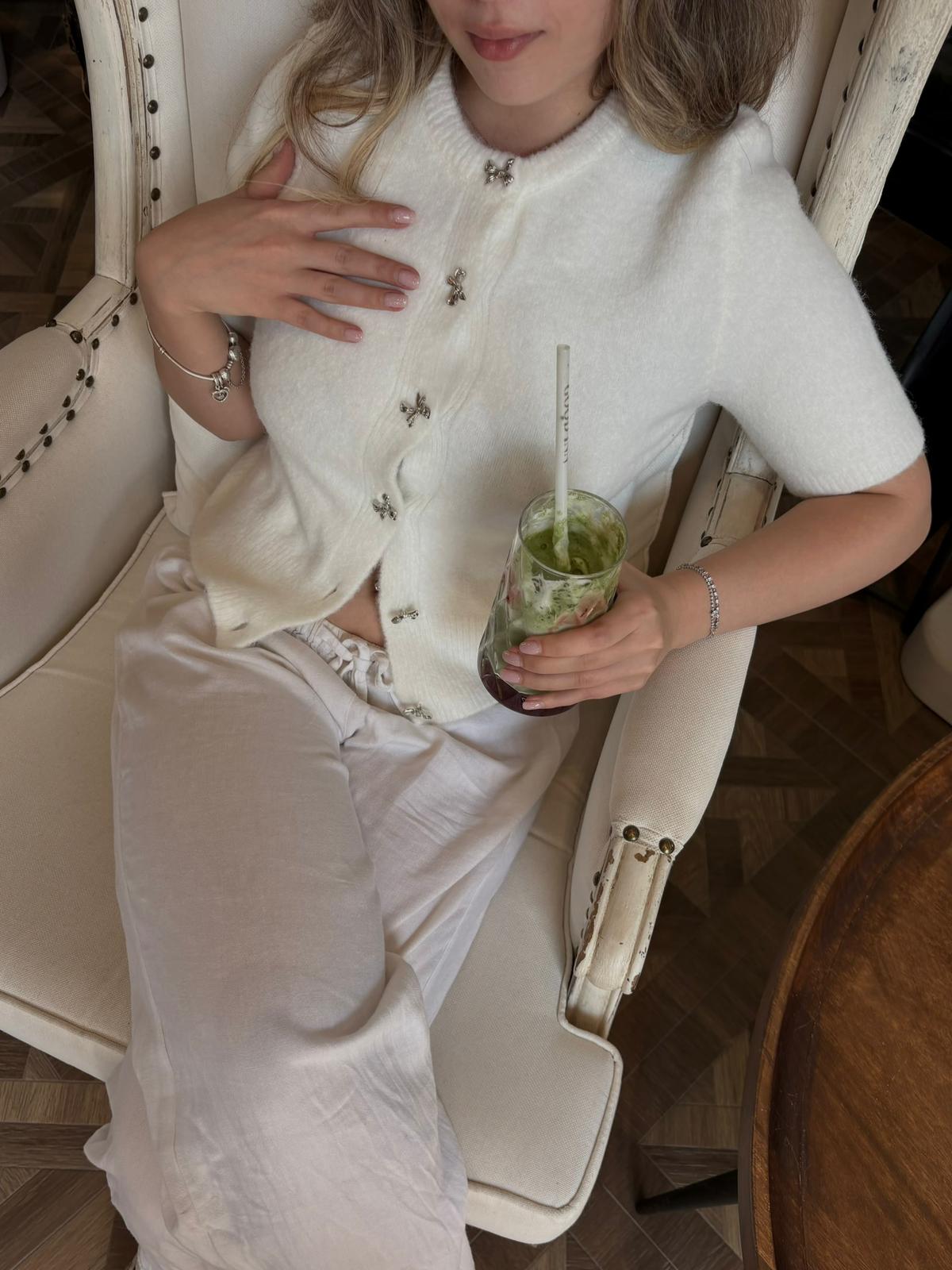 Beyaz Kurdele Düğmeli Soft Dokulu Hırka