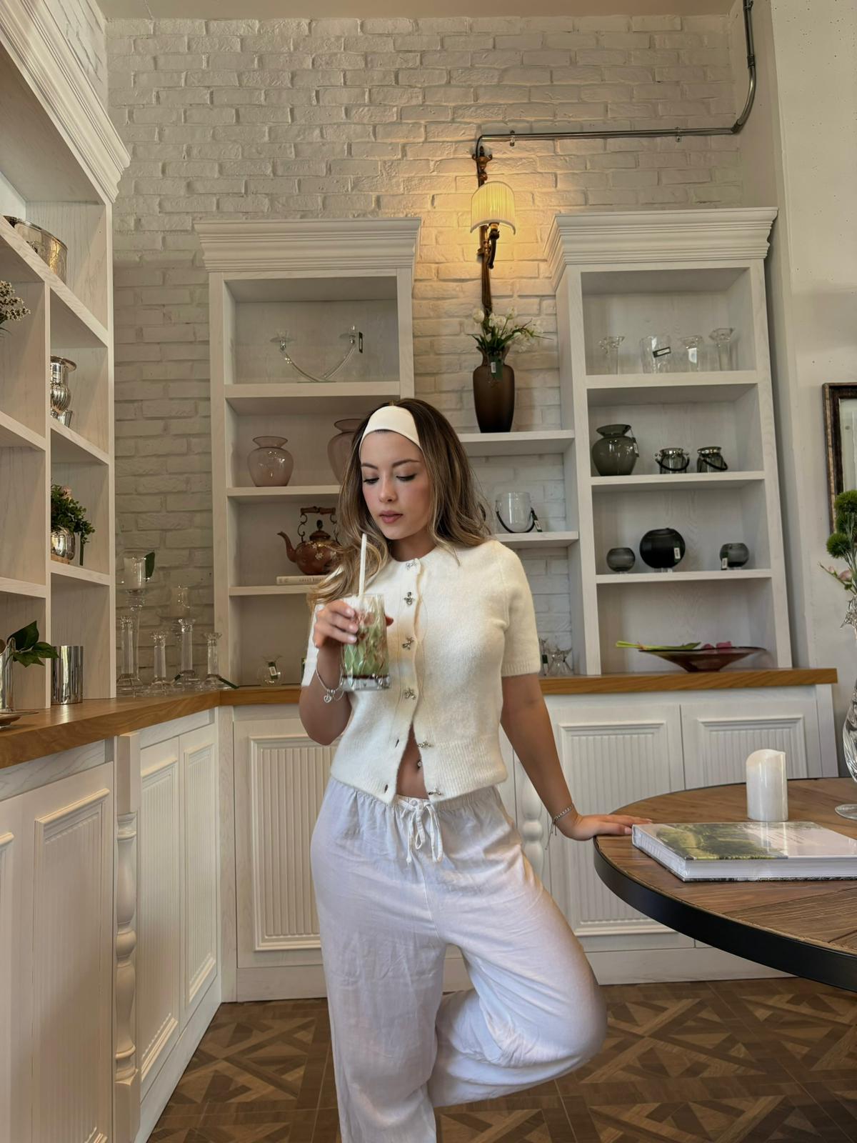 Beyaz Kurdele Düğmeli Soft Dokulu Hırka