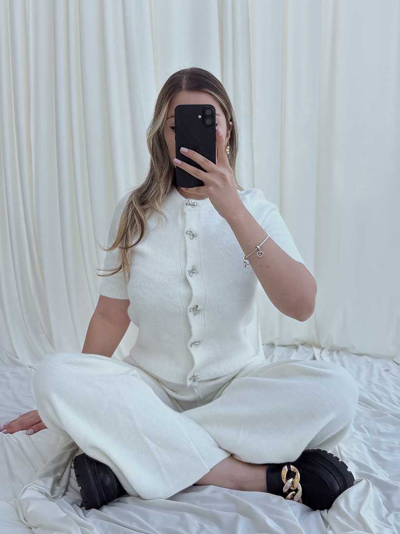 Beyaz Kurdele Düğmeli Soft Dokulu Hırka