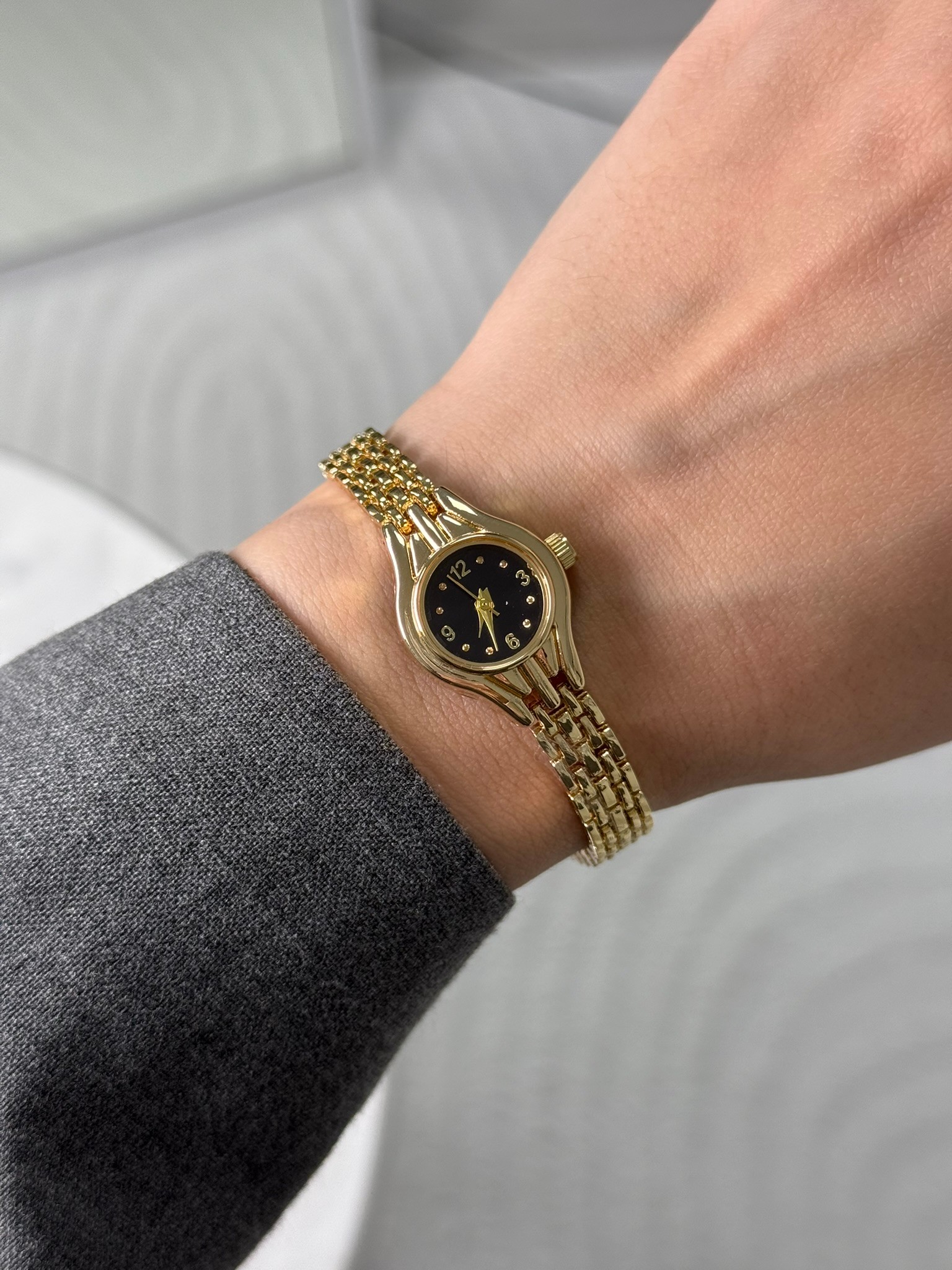 Veronia Minimal Vintage Yuvarlak Kasa İnce Kordon Kadın Kol Saati Gold Renk (Siyah Kadran)