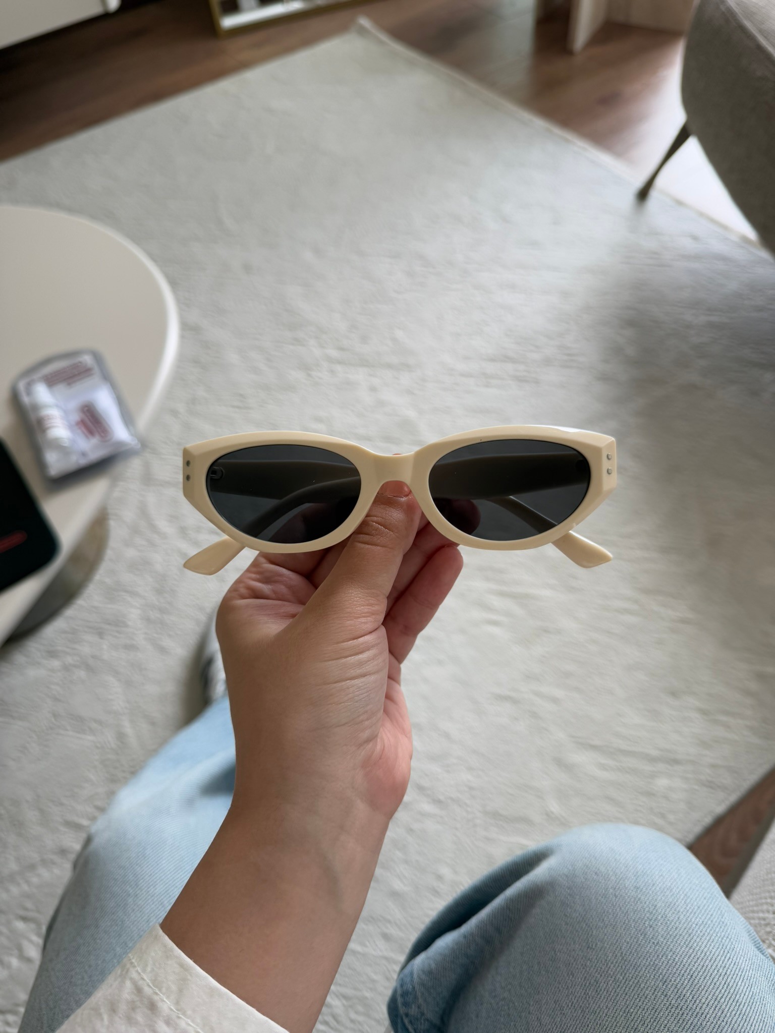 Kairi Orijinal Model Güneş Gözlüğü Krem Çerçeve Siyah Cam