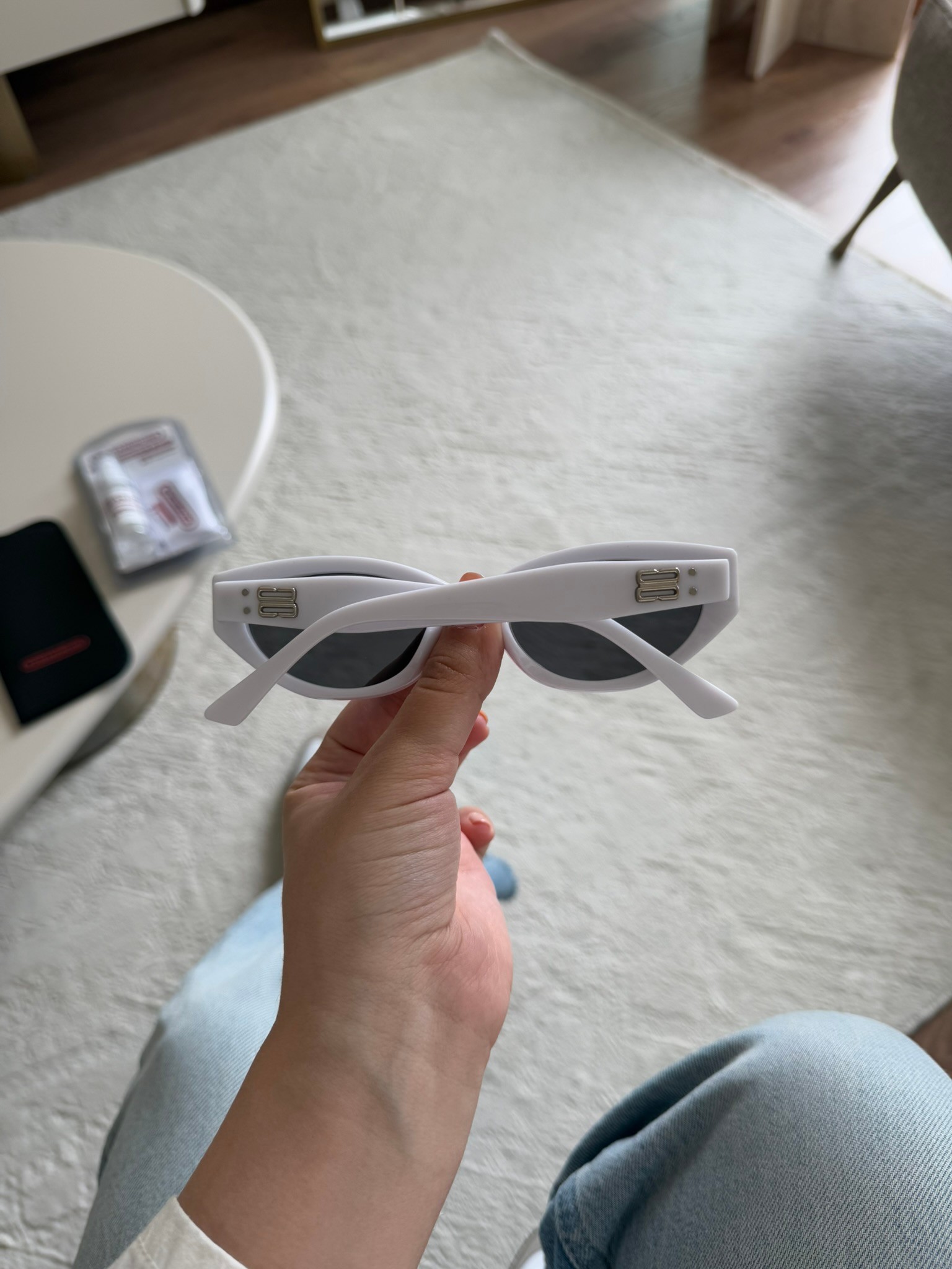 Kairi Orijinal Model Güneş Gözlüğü Beyaz Çerçeve Siyah Cam