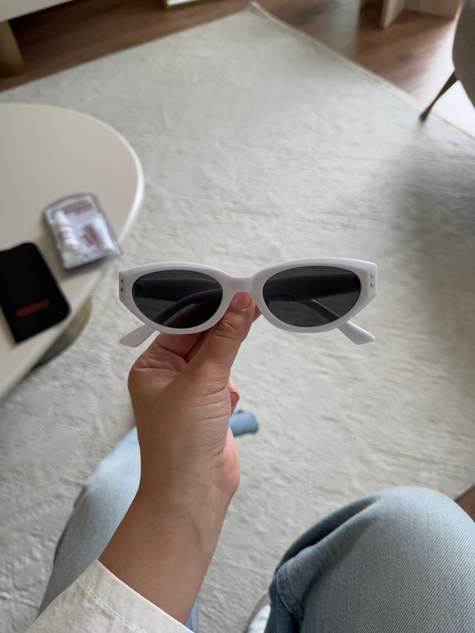Kairi Orijinal Model Güneş Gözlüğü Beyaz Çerçeve Siyah Cam