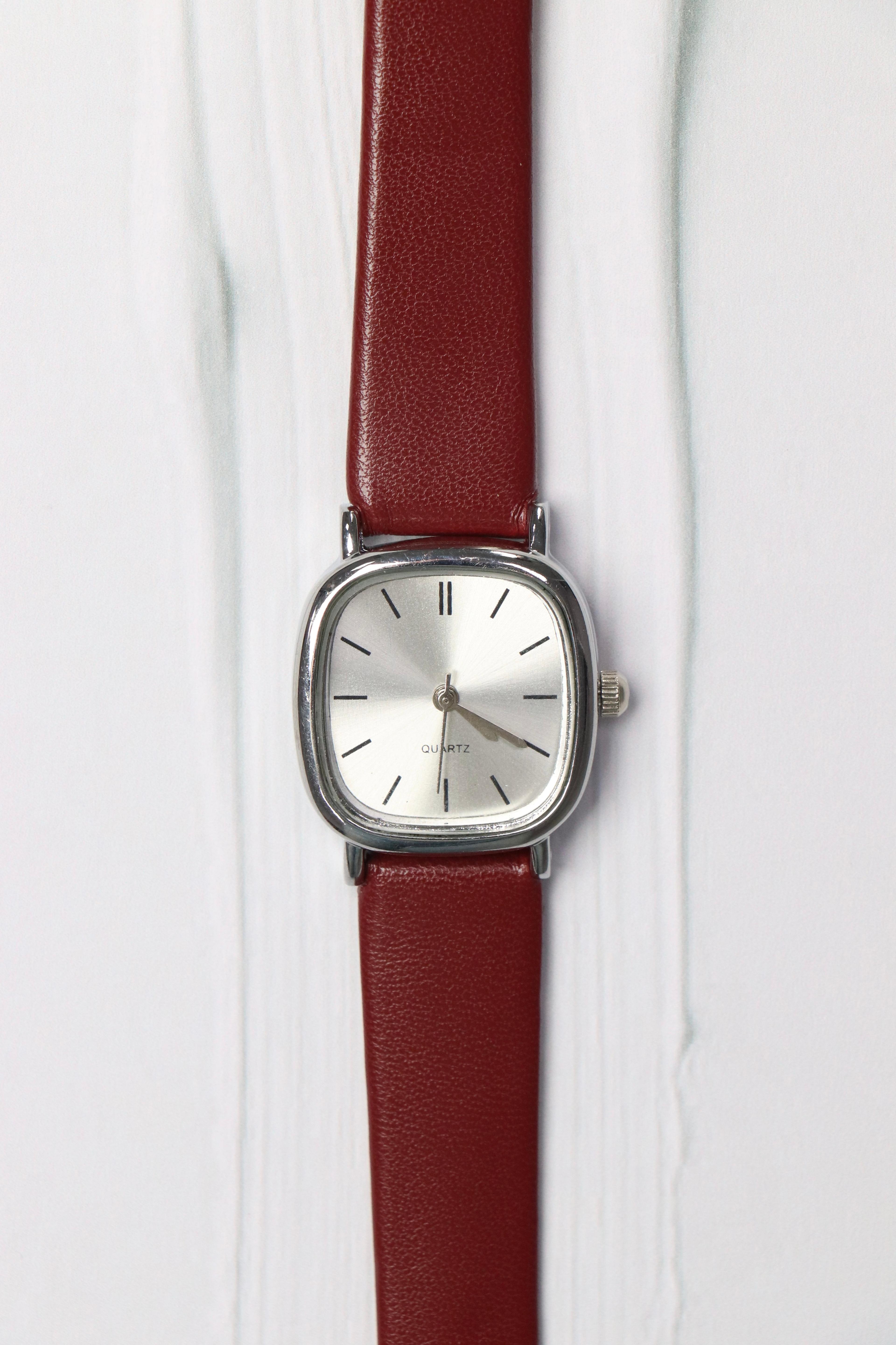 Tiny Minimal Deri Kayış Vintage Kadın Kol Saati Gümüş Kasa Bordo Kordon
