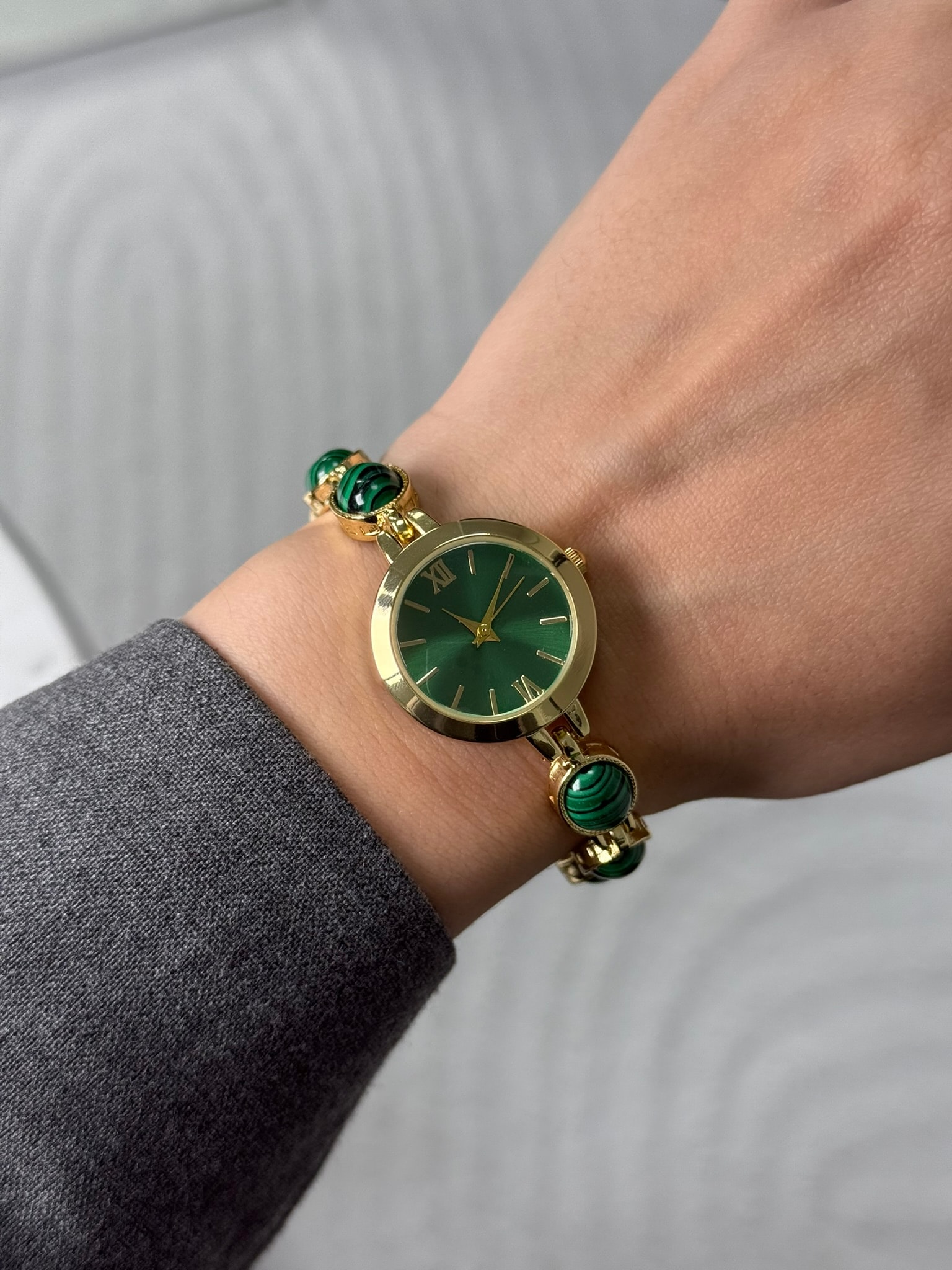 Lucely Oval Taşlı Özel Tasarım Kadın Kol Saati Gold (Yeşil)