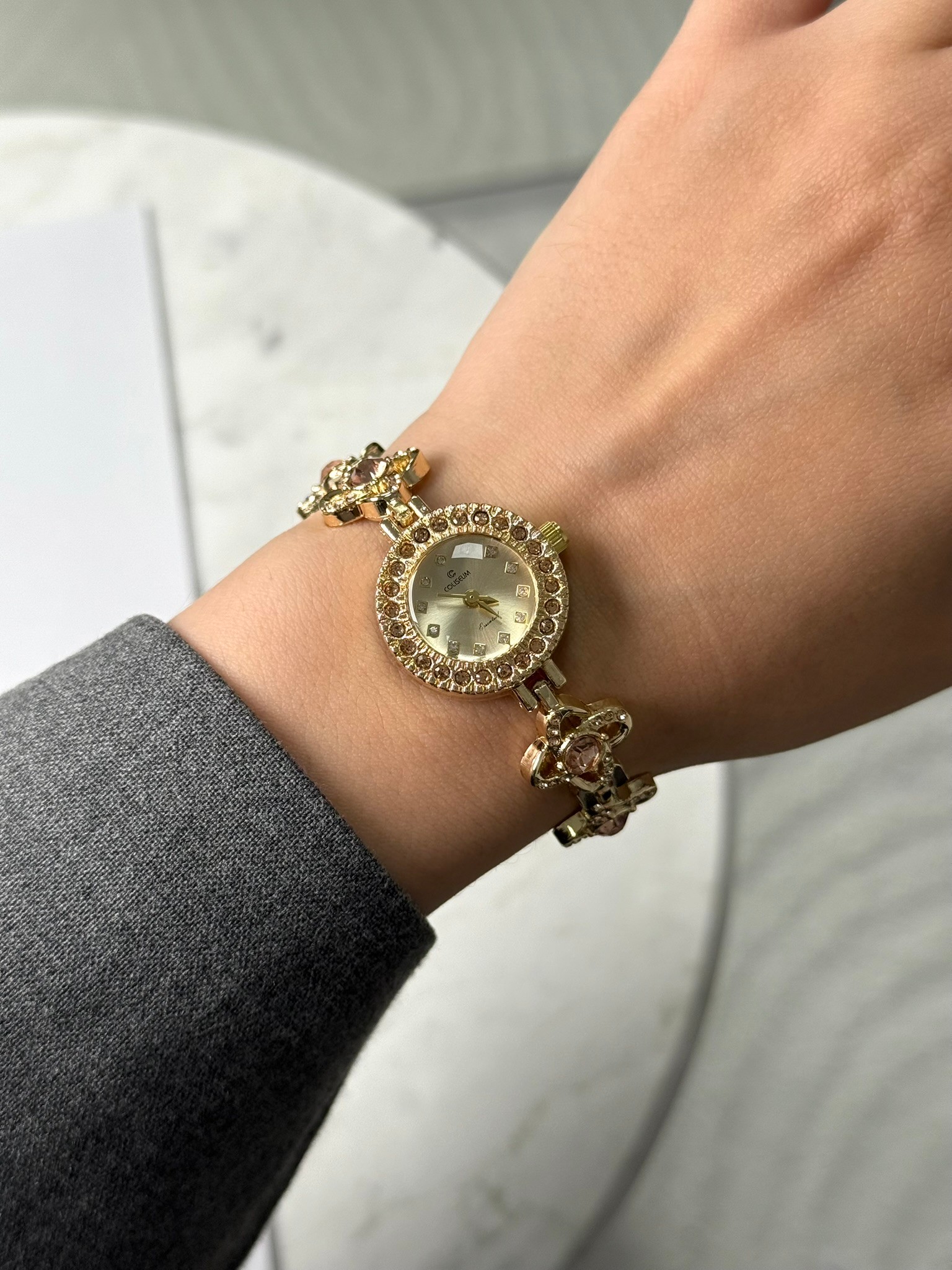 Blom Çiçek Detaylı Taşlı Kordon Kadın Kol Saati Gold (Gold Kadran Pembe Taşlar)
