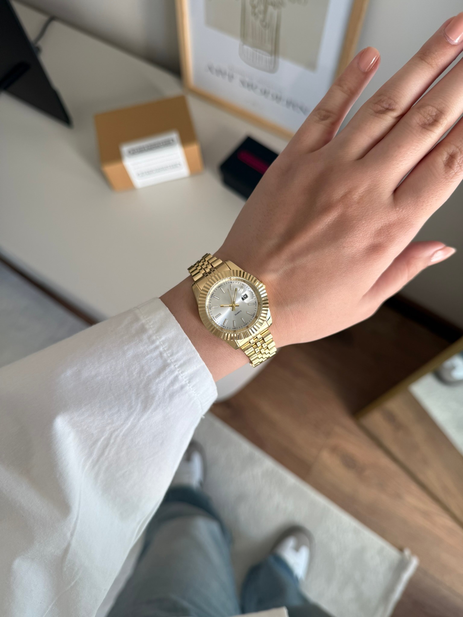 Rolven Yuvarlak Tırtıklı Kasa Kadın Kol Saati Gold (Beyaz Kadran)