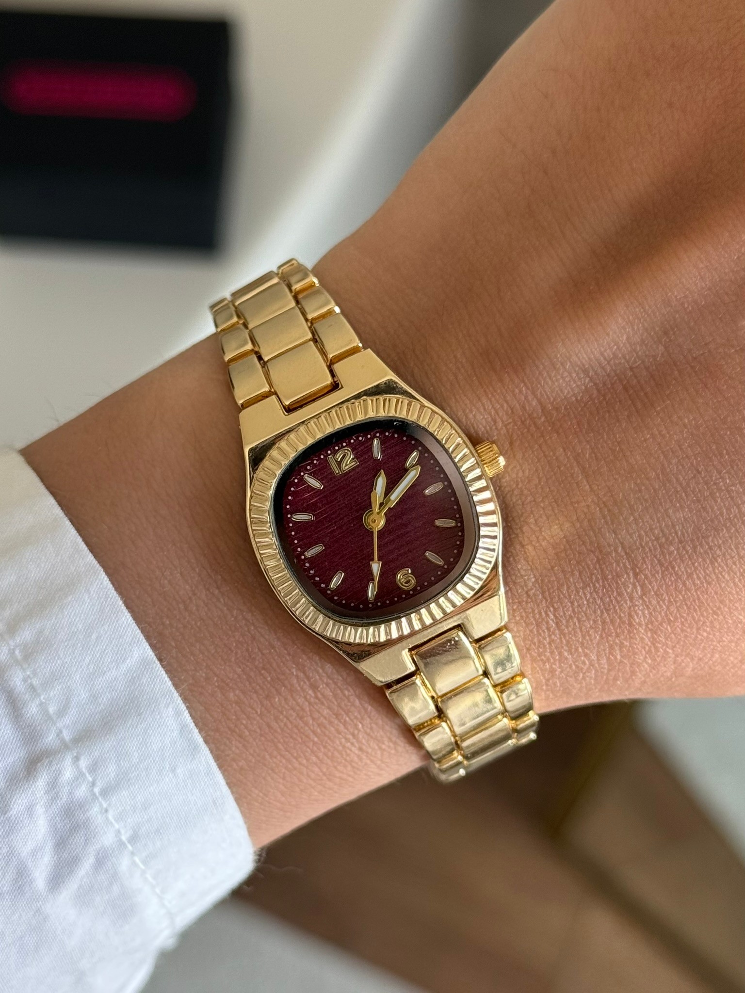 Celya Kare Kasa Tırtıklı Bezel Kadın Kol Saati Gold (Bordo Kadran)
