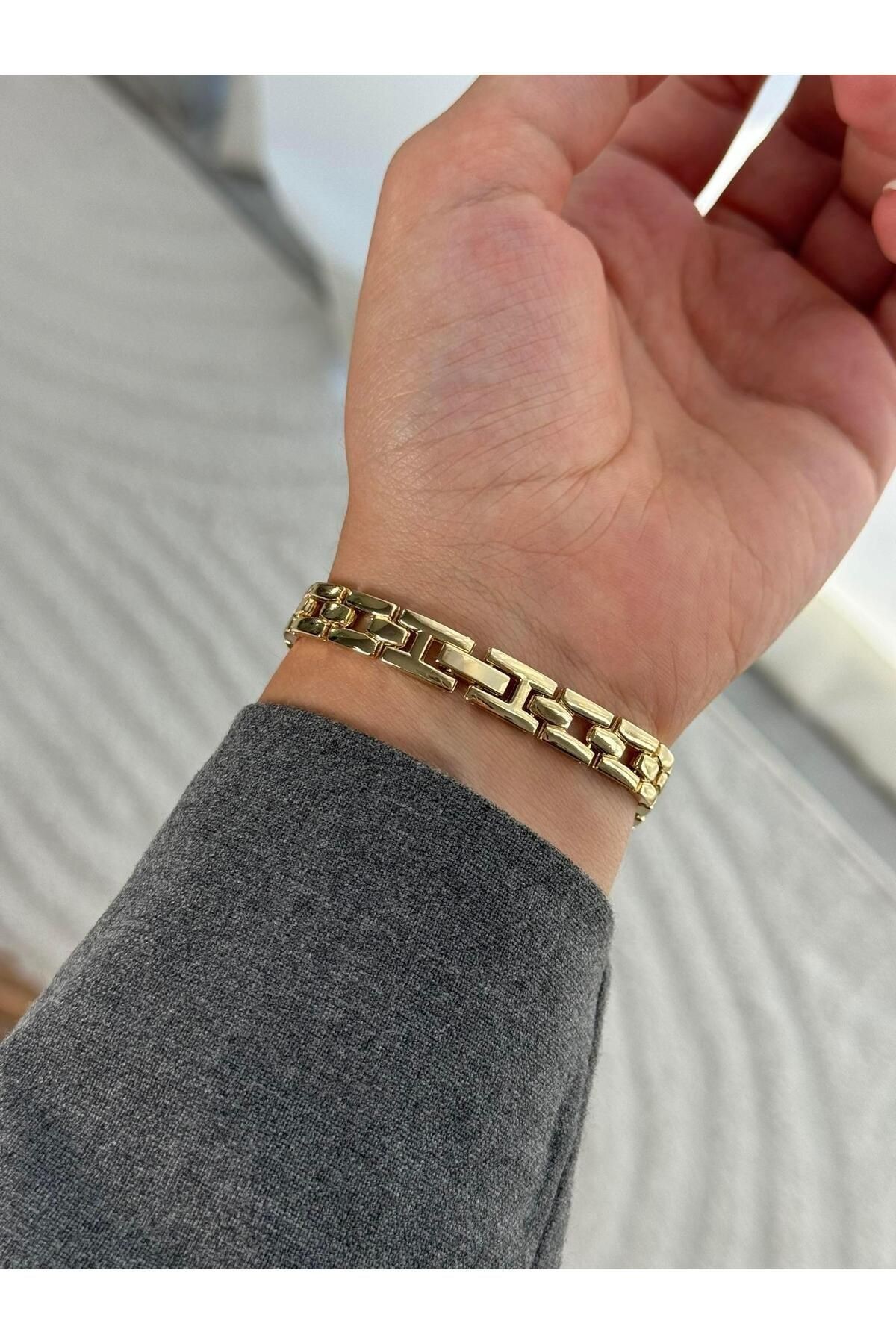 Classic Verda Özel Tasarım İnce Kordon Vintage Kadın Kol Saati Gold Renk (Siyah Kadran)