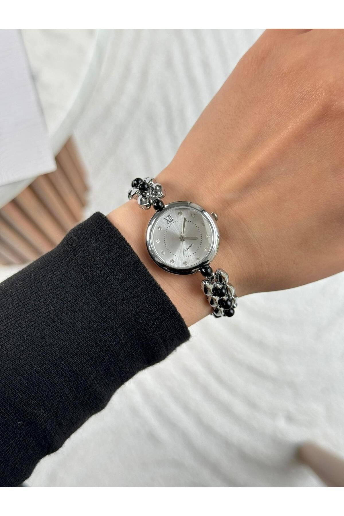 Mabel Minimal Vintage Model İnci Kordon Kadın Kol Saati Gümüş (Beyaz Kadran Siyah İnci)