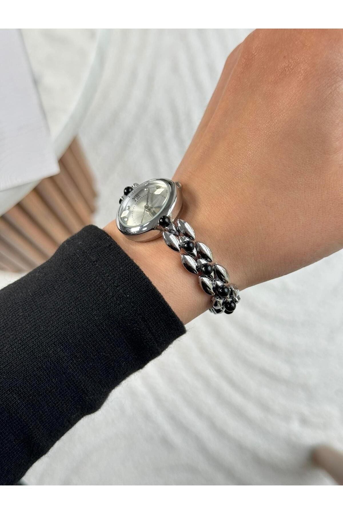 Mabel Minimal Vintage Model İnci Kordon Kadın Kol Saati Gümüş (Beyaz Kadran Siyah İnci)