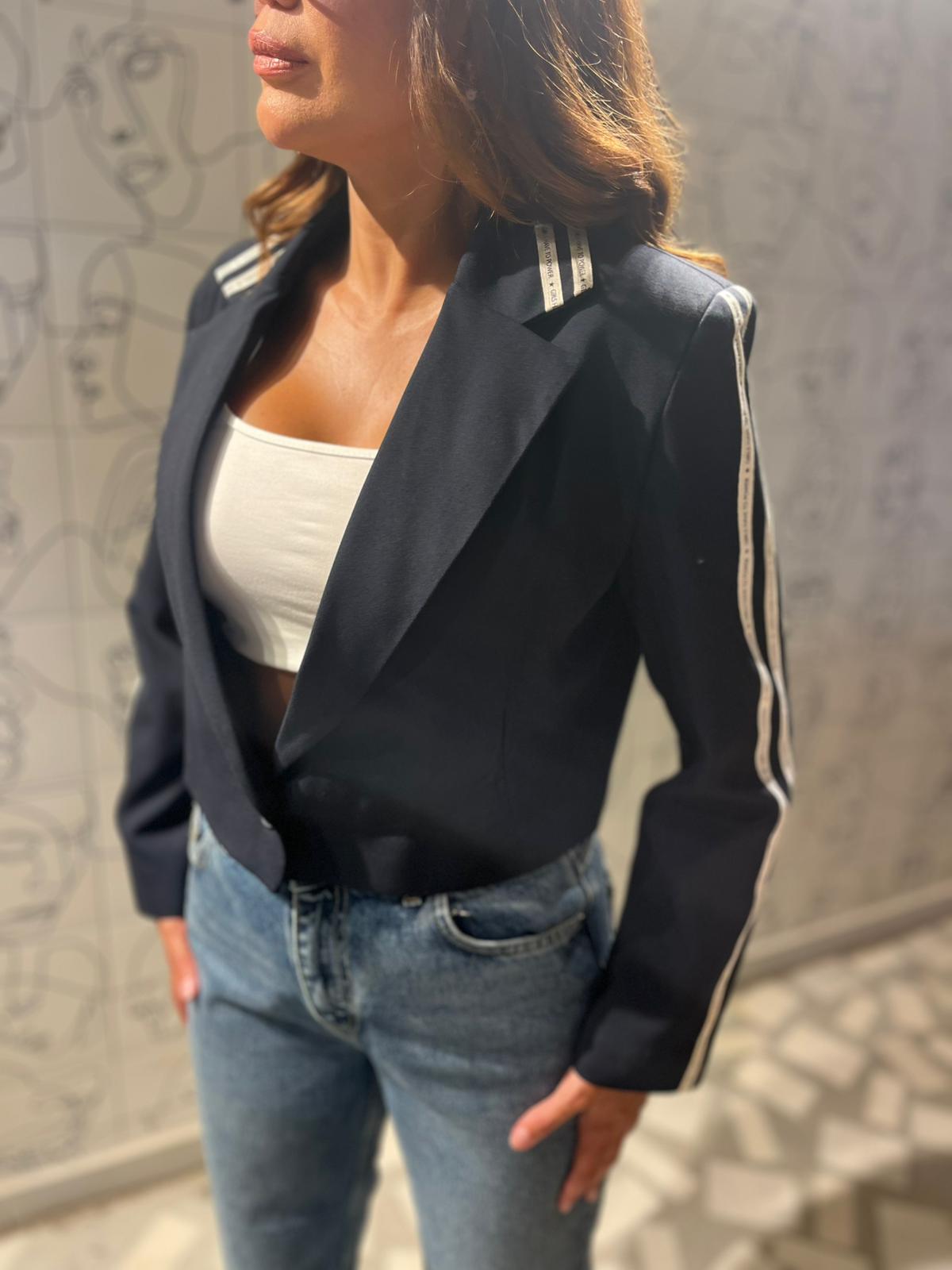Şerit Detaylı Crop Ceket 