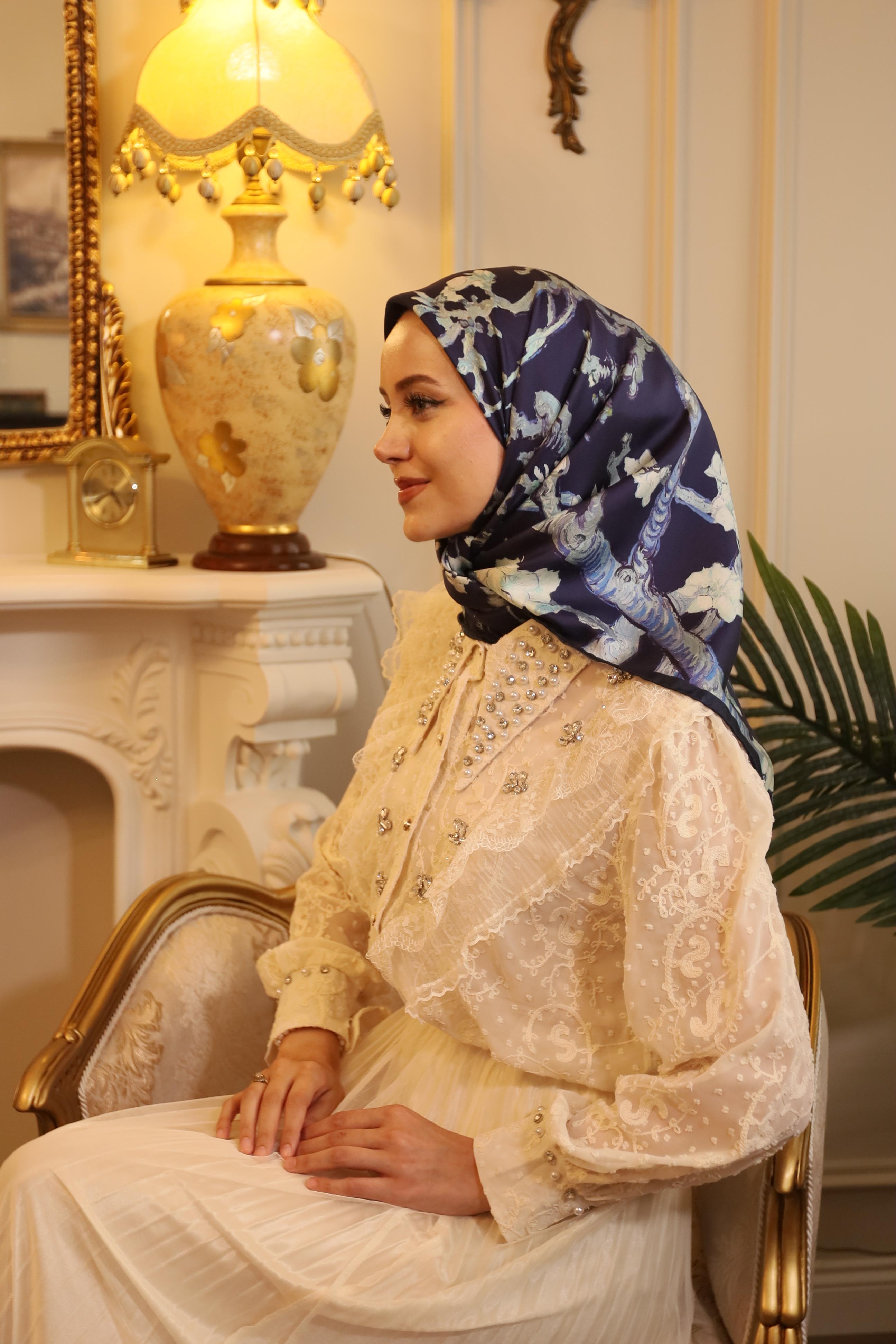Lacivert Badem Çiçekleri İpek Eşarp main variant image