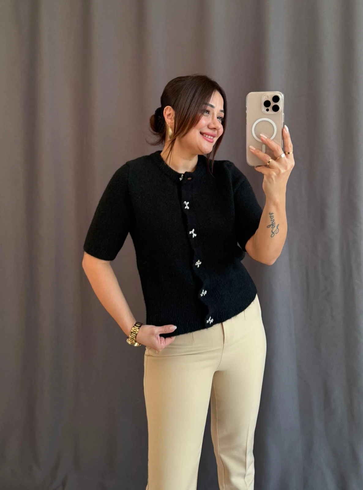 DÜĞME DETAYLI YUMOŞ BLUZ - SİYAH