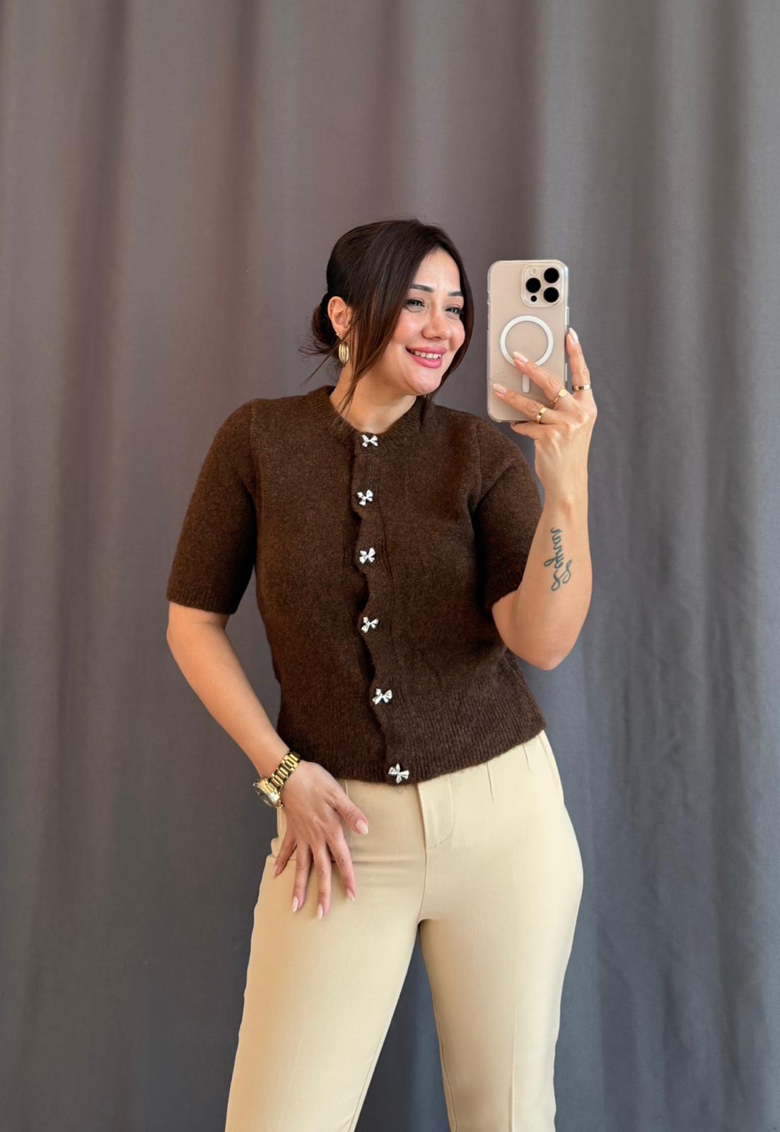 DÜĞME DETAYLI YUMOŞ BLUZ - KAHVERENGİ