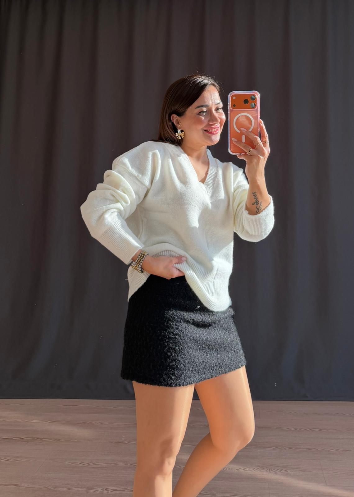 V YAKA SİMLİ KAZAK - BEYAZ