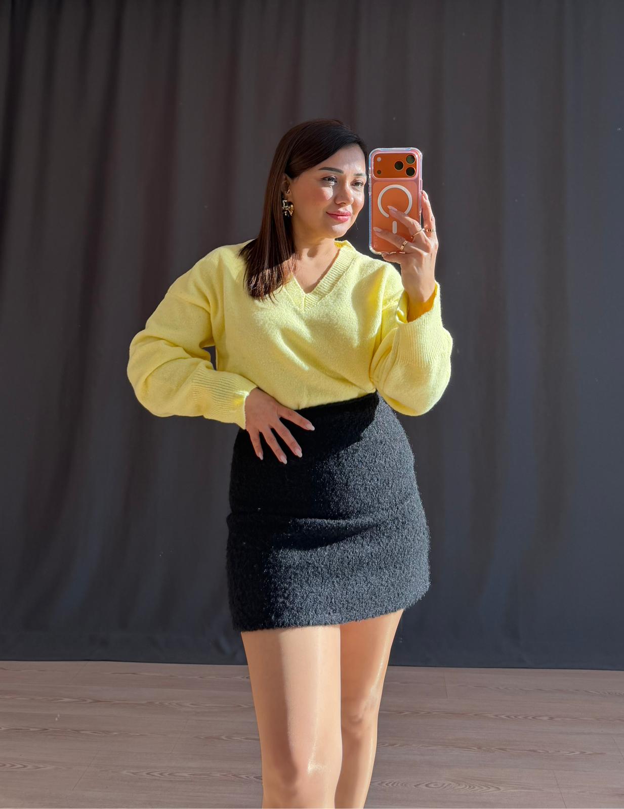 V YAKA SİMLİ KAZAK - SARI