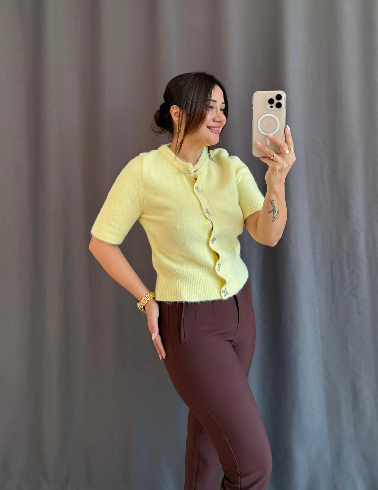 DÜĞME DETAYLI YUMOŞ BLUZ - SARI