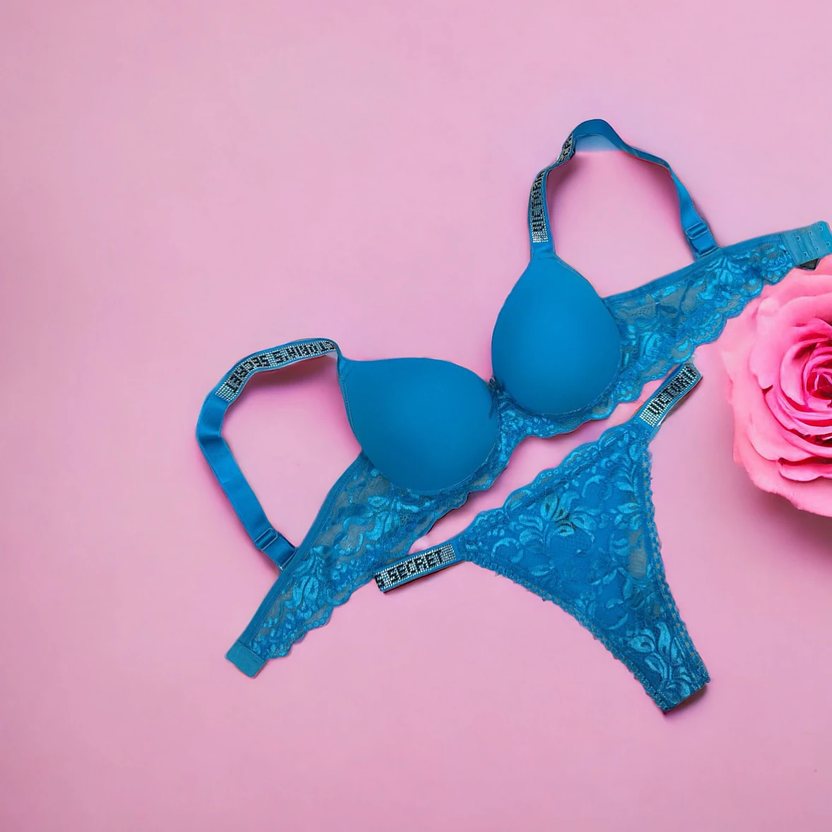 Gökyüzü mavisi dantelli takım destekli