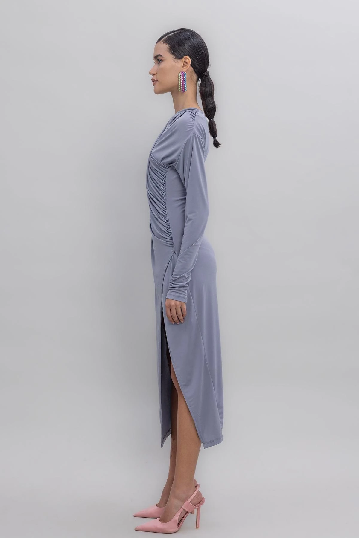 GRİ ÇAPRAZ YAKALI MİDİ ELBİSE