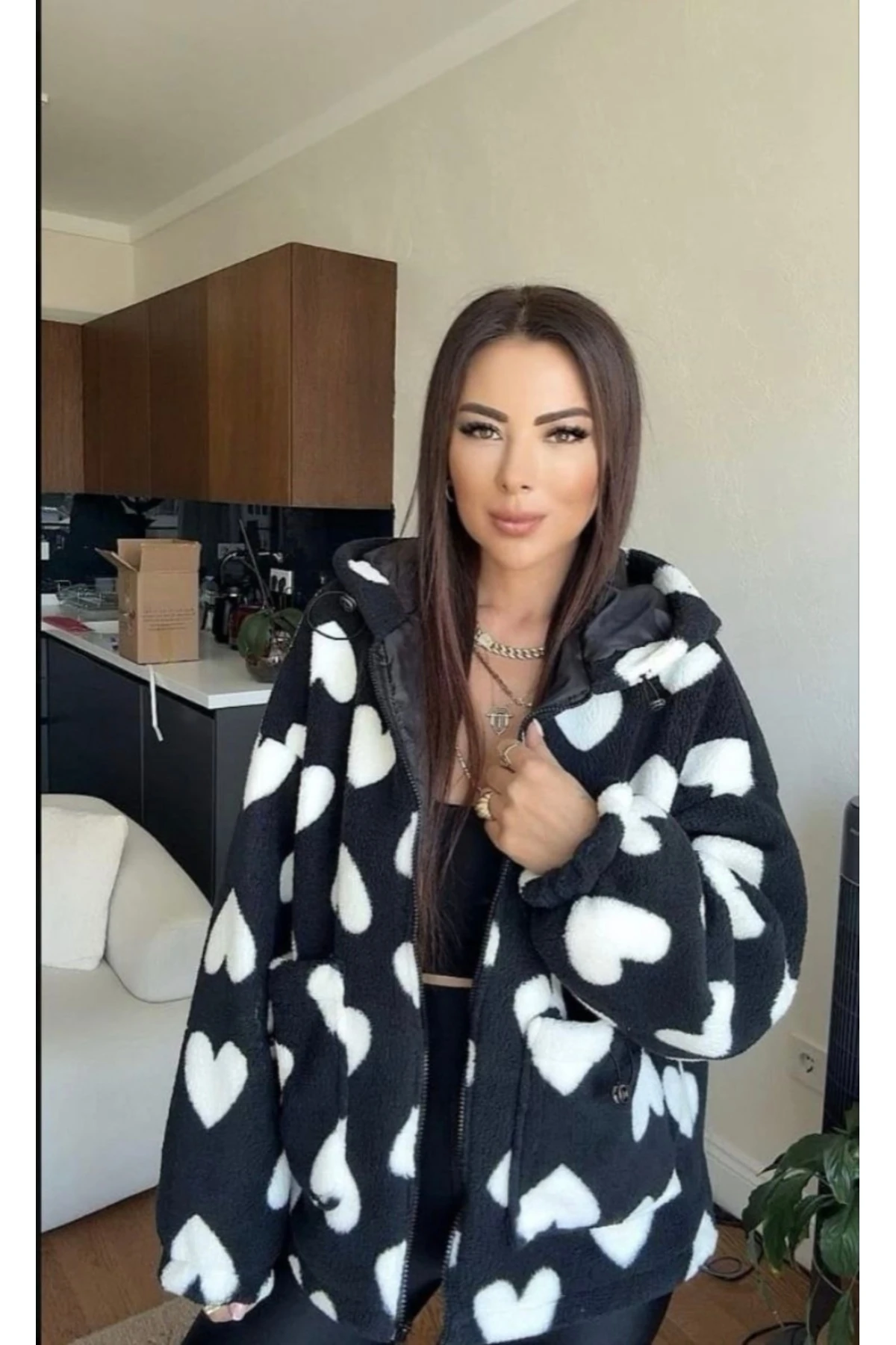 Siyah Kapşonlu Peluş Mont