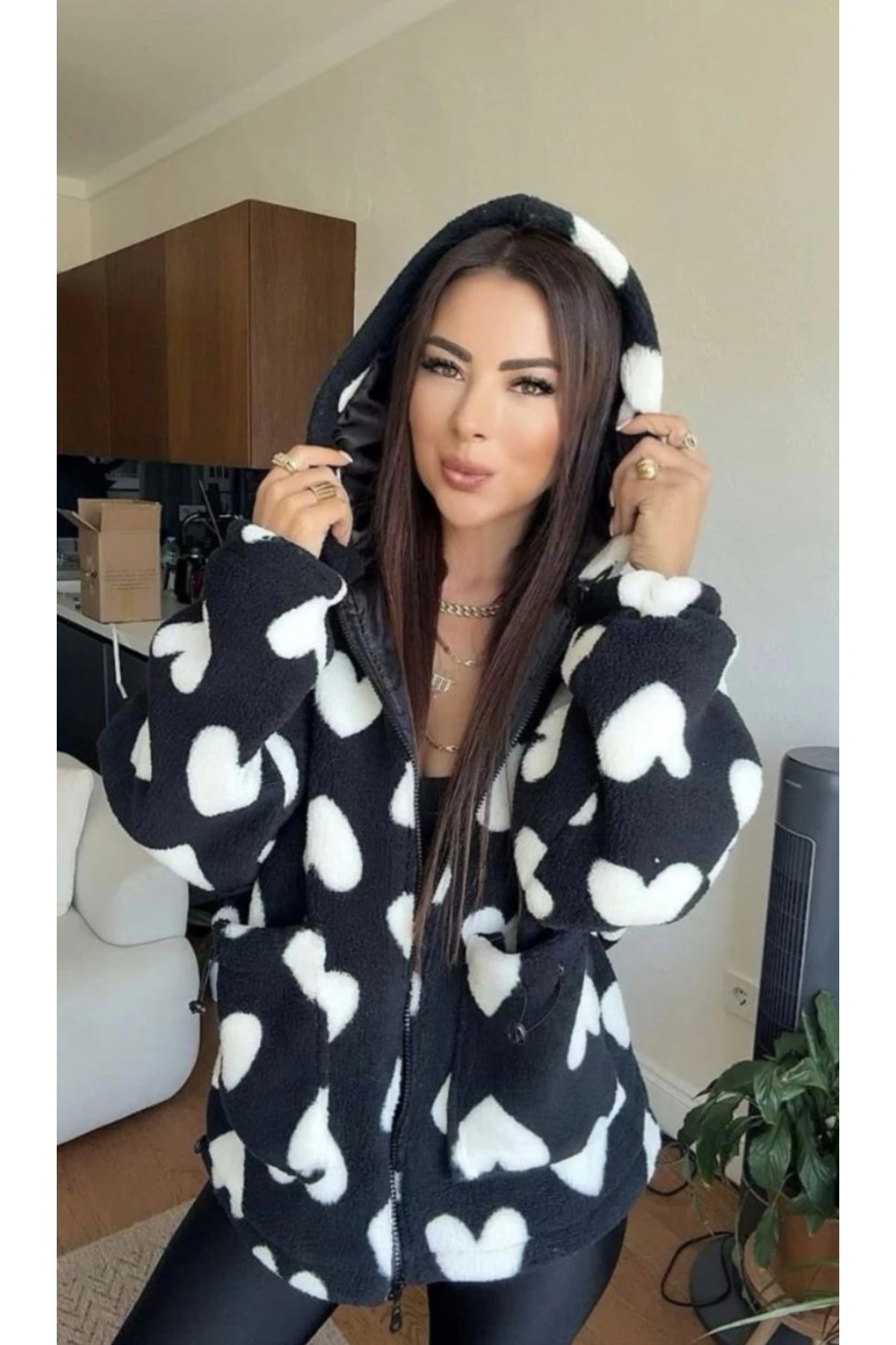 Siyah Kapşonlu Peluş Mont