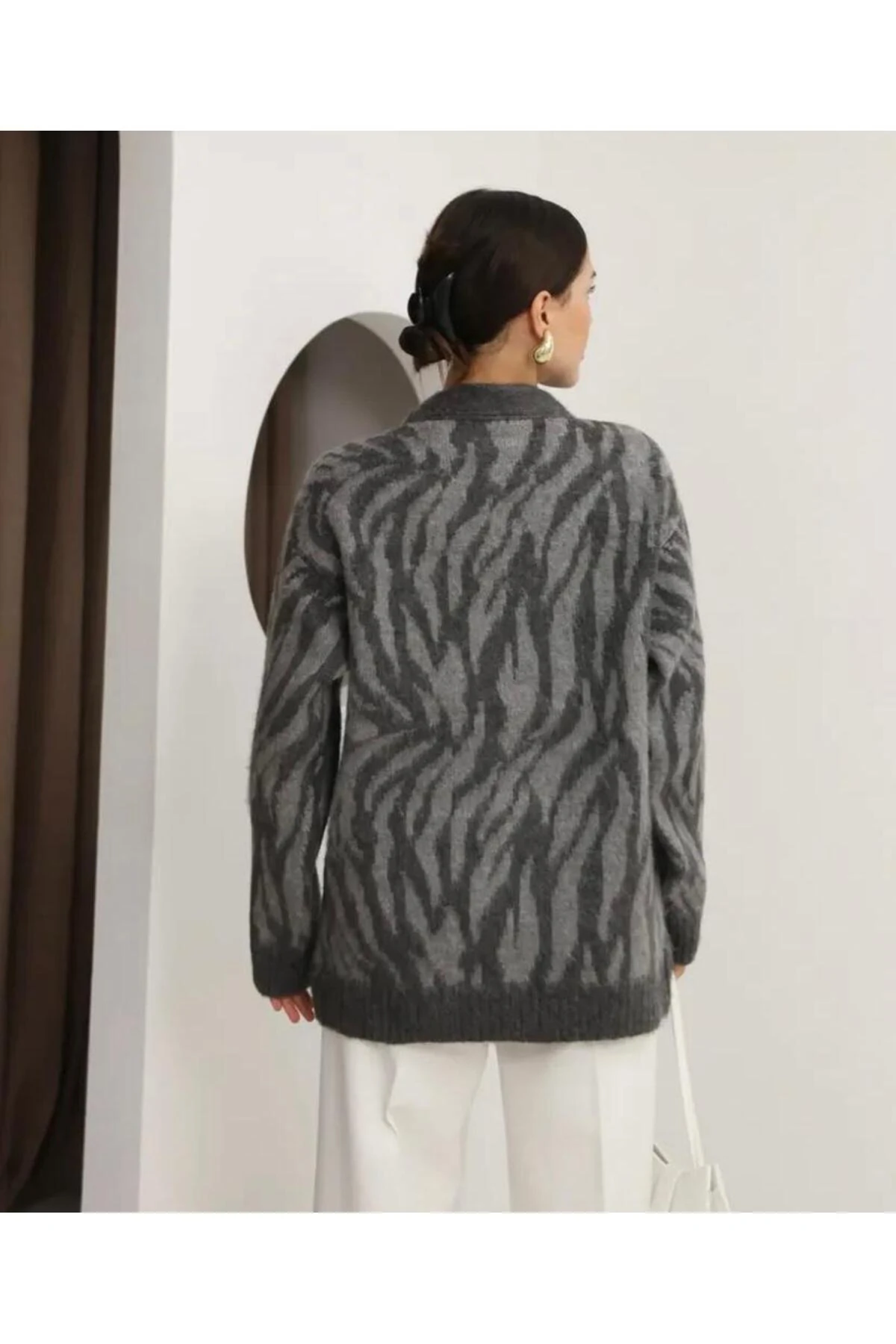 Gri Zebra Desen Düğmeli Tüylü Uzun Triko Hırka-İGNİTES-00008