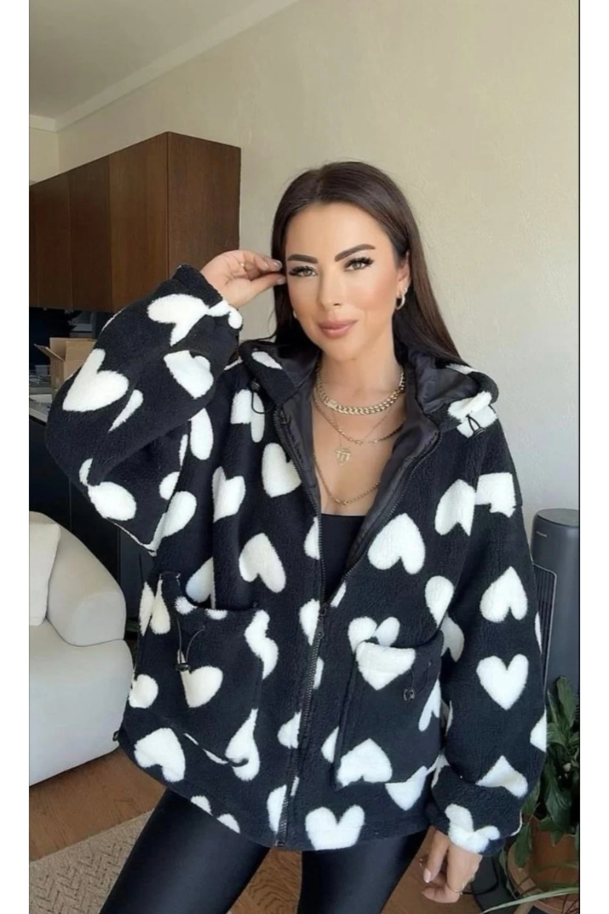 Siyah Kapşonlu Peluş Mont