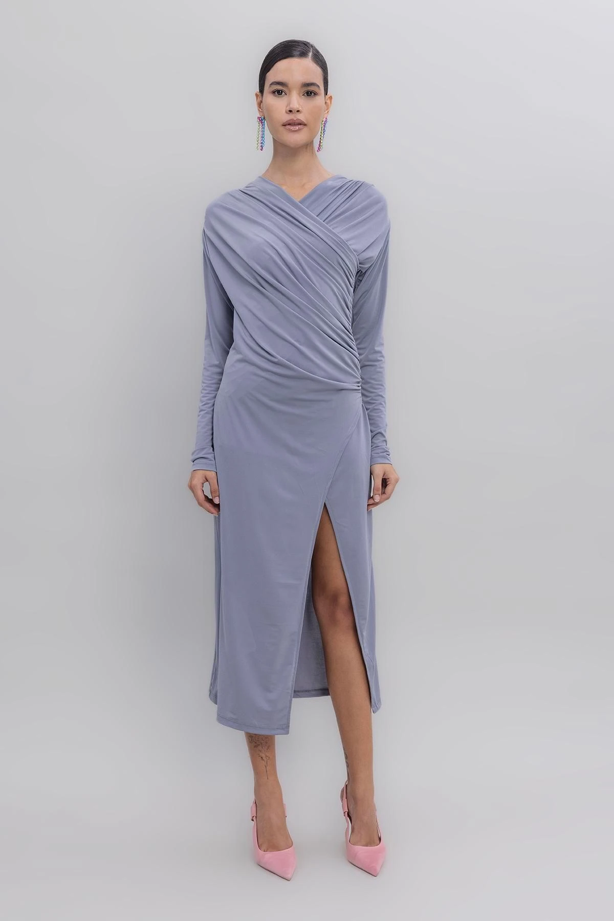 GRİ ÇAPRAZ YAKALI MİDİ ELBİSE