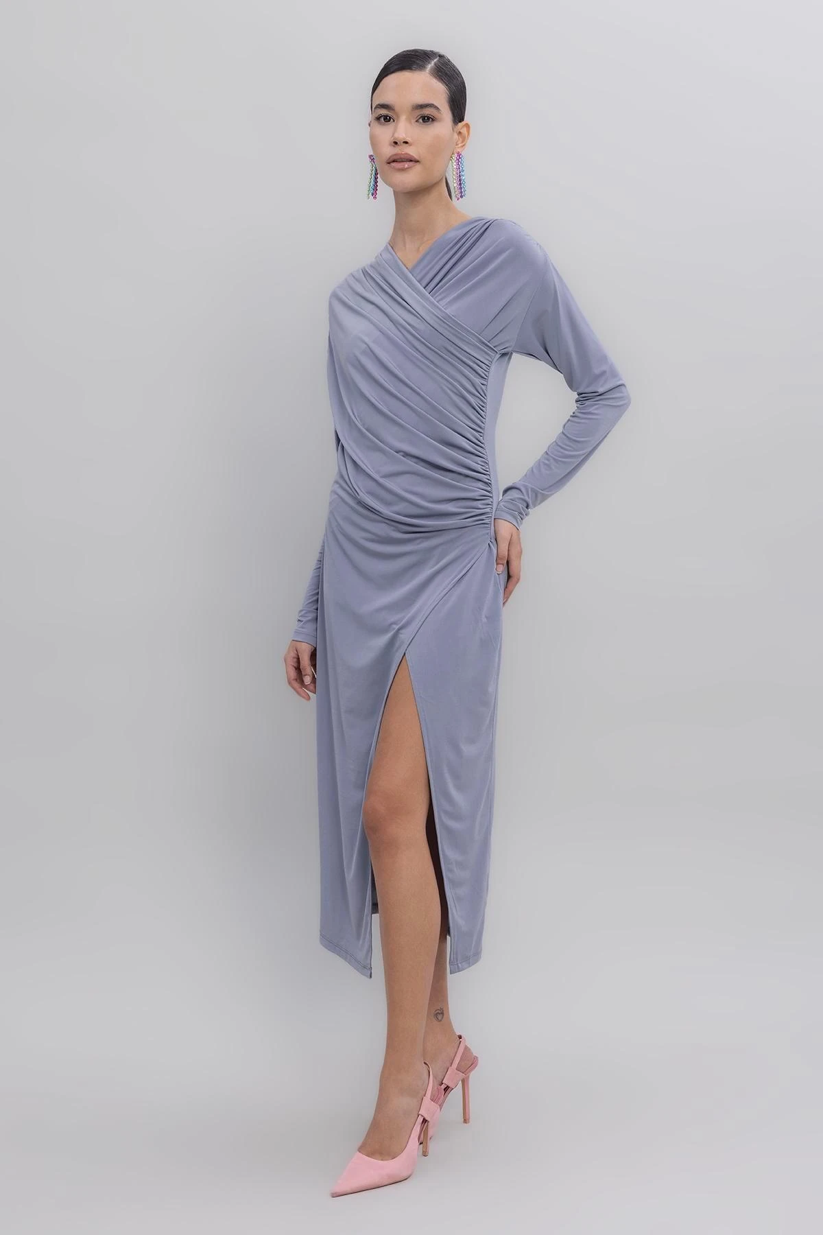 GRİ ÇAPRAZ YAKALI MİDİ ELBİSE